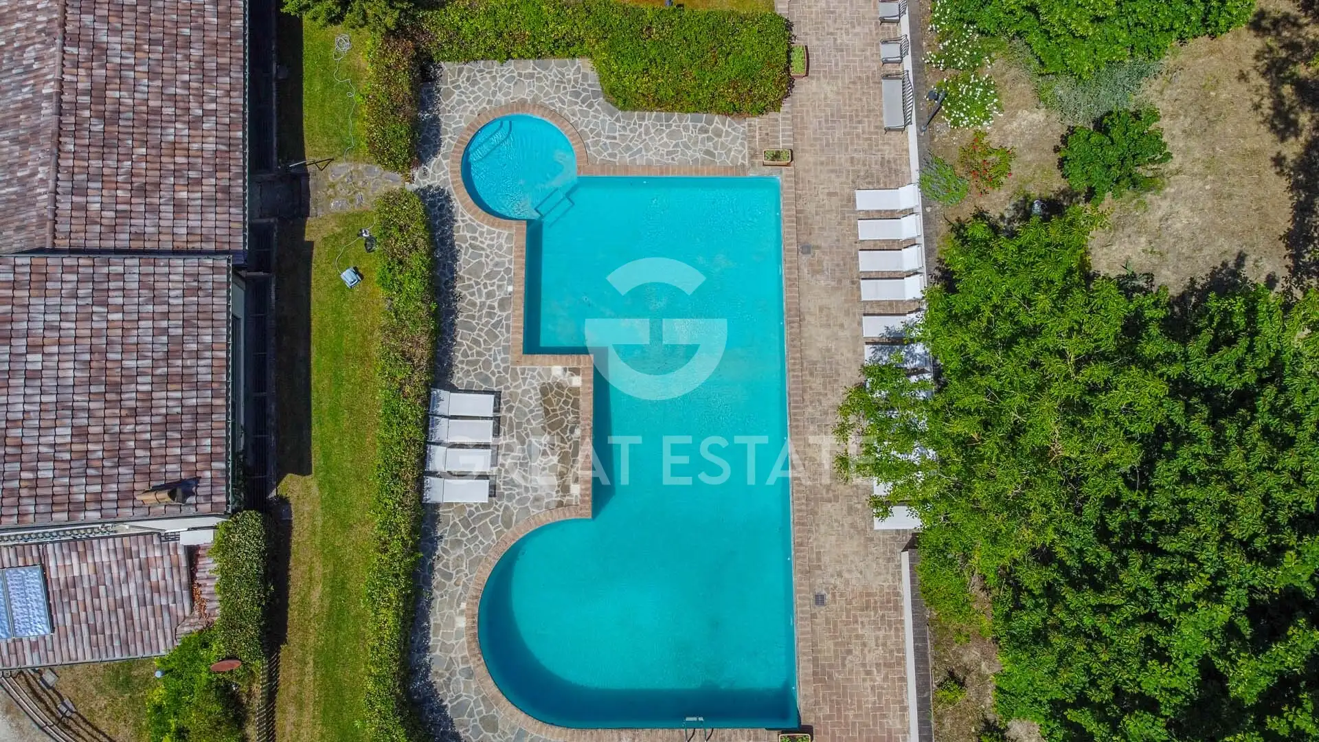 House 1182m² in Italy, Perugia. Priced at 1850000€ rent photo-11