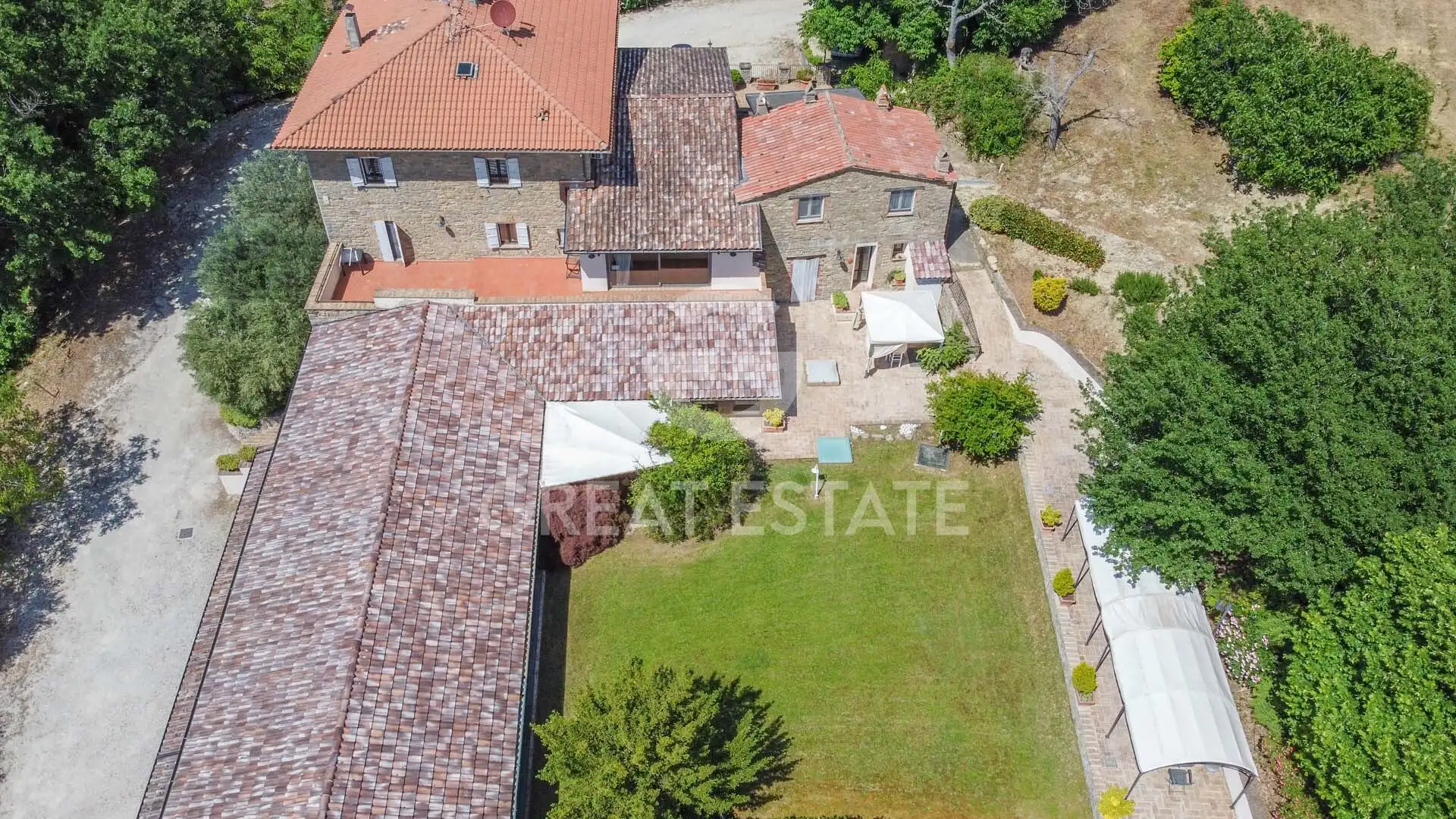 House 1182m² in Italy, Perugia. Priced at 1850000€ rent photo-12