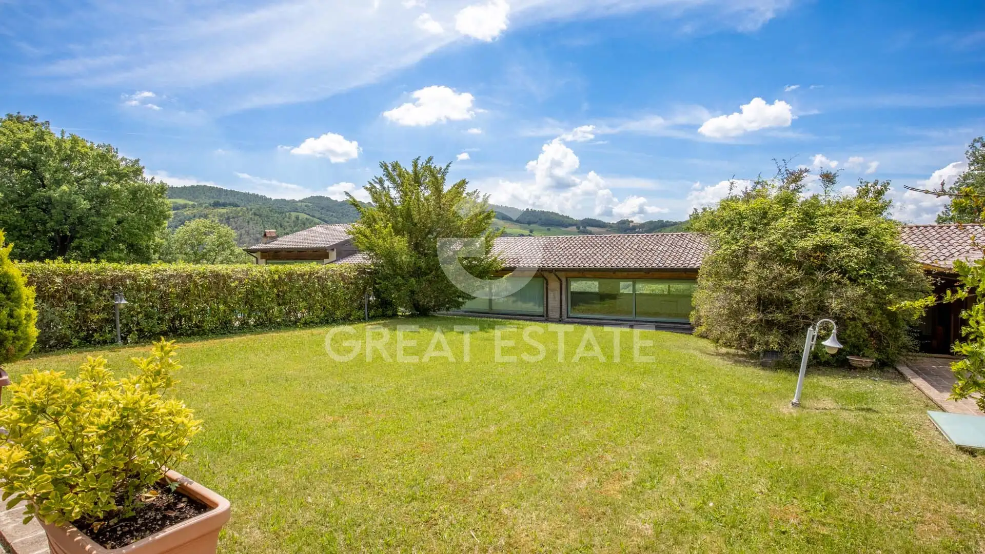 House 1182m² in Italy, Perugia. Priced at 1850000€ rent photo-13