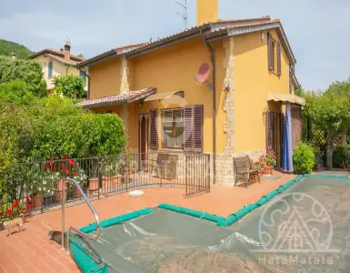 Buy in Italy for 520000€