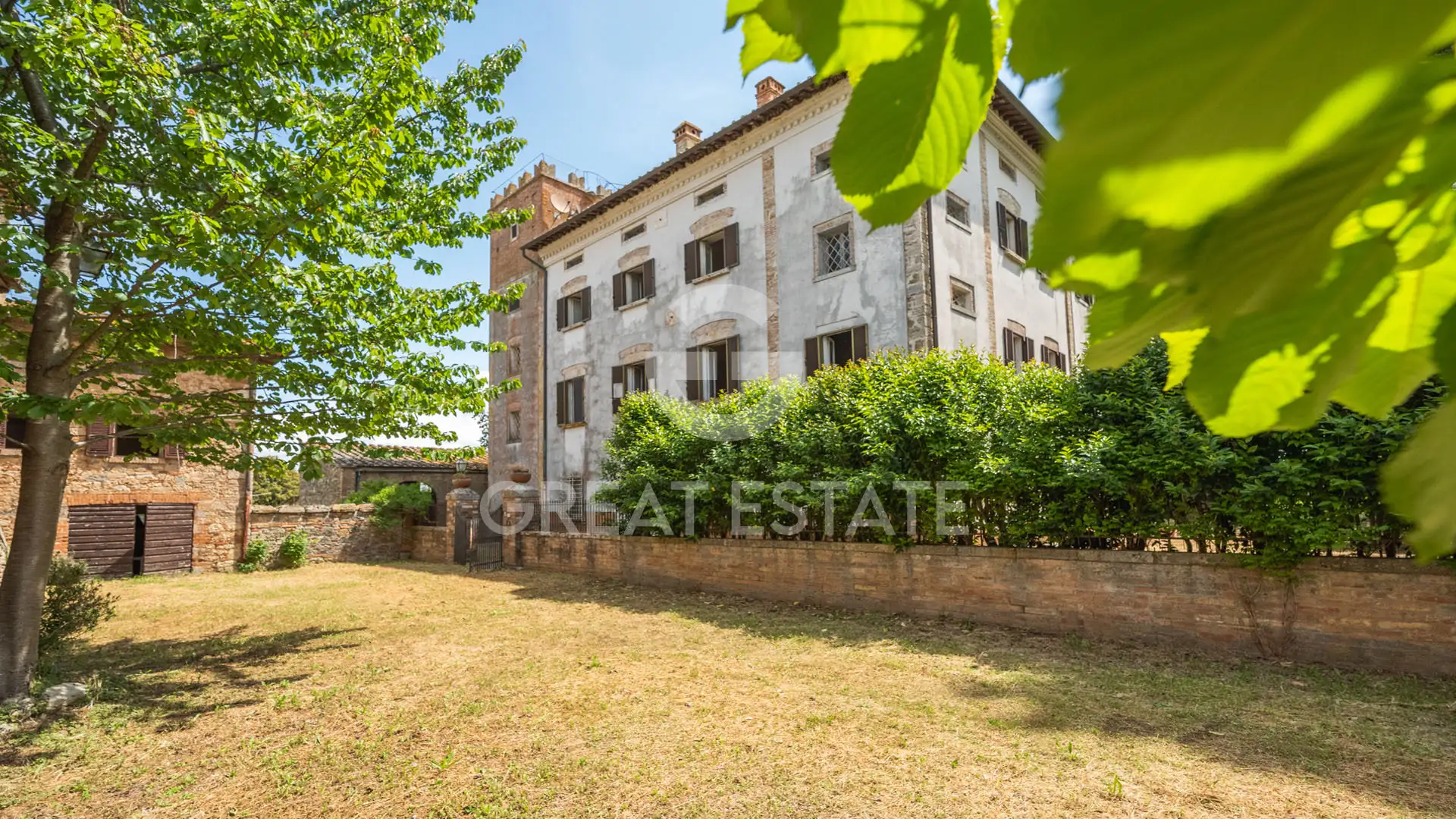 House 2454m² in Italy, Siena. Priced at 1590000€ rent photo-2