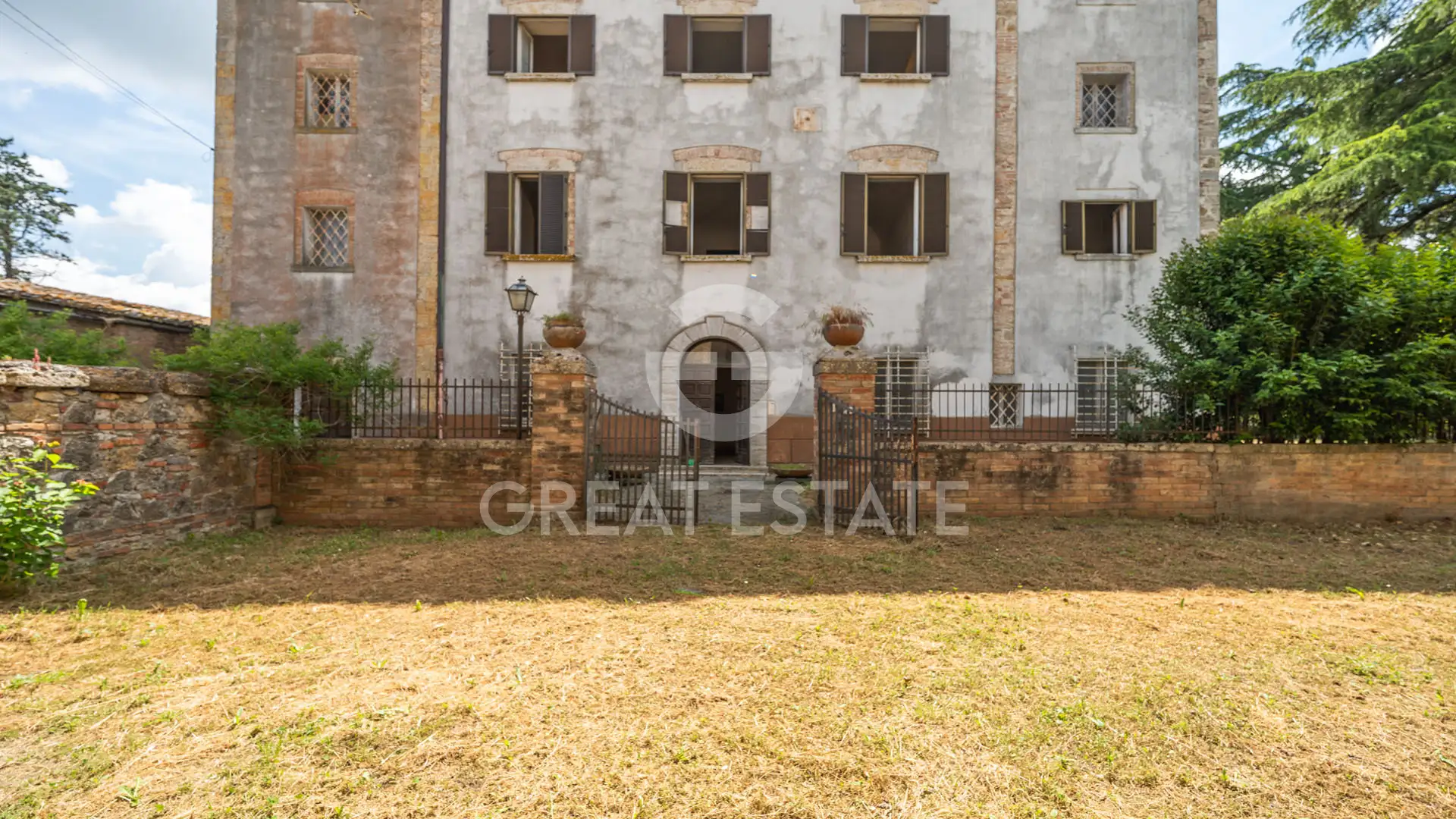 House 2454m² in Italy, Siena. Priced at 1590000€ rent photo-3