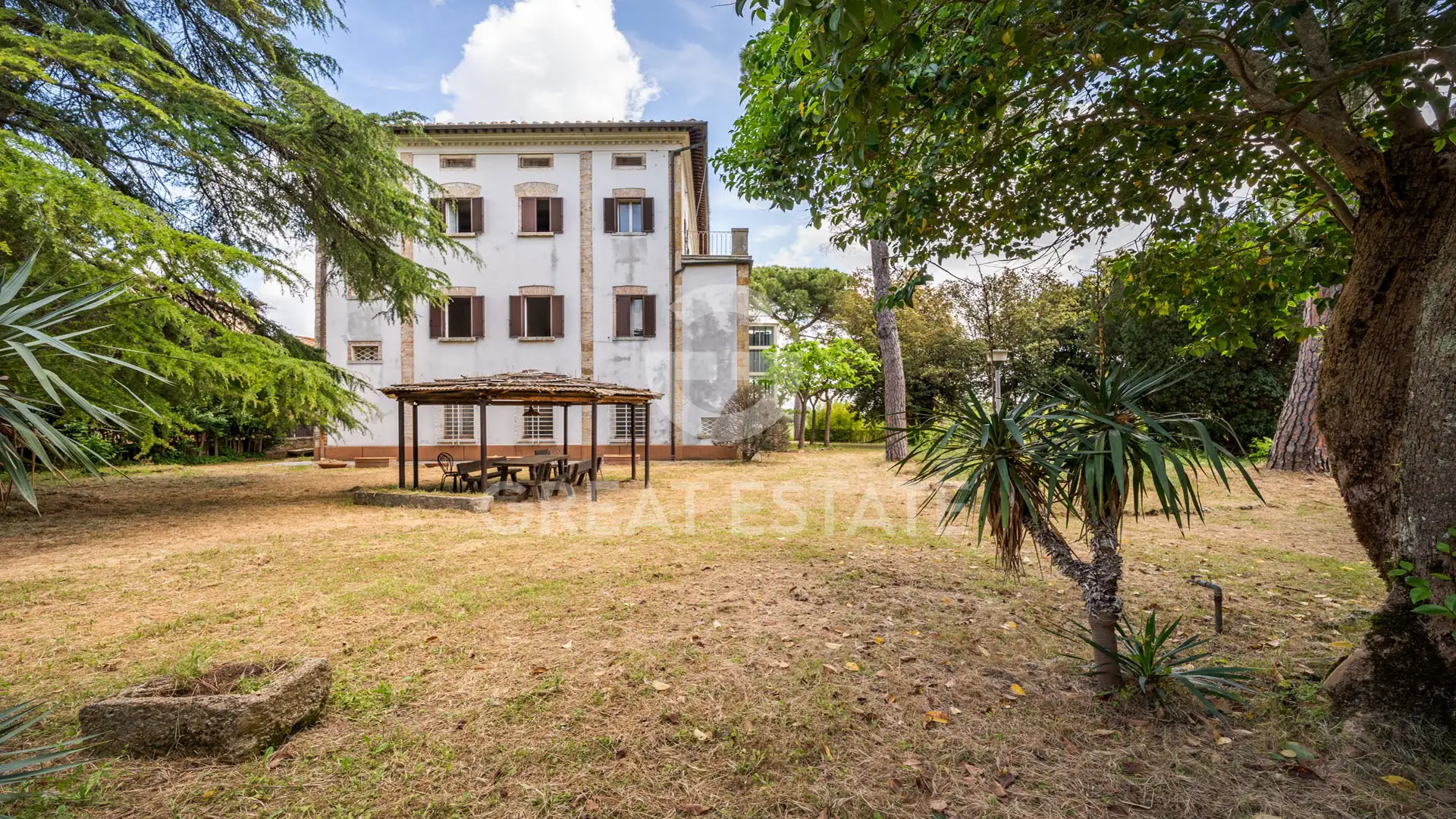 House 2454m² in Italy, Siena. Priced at 1590000€ rent photo-4
