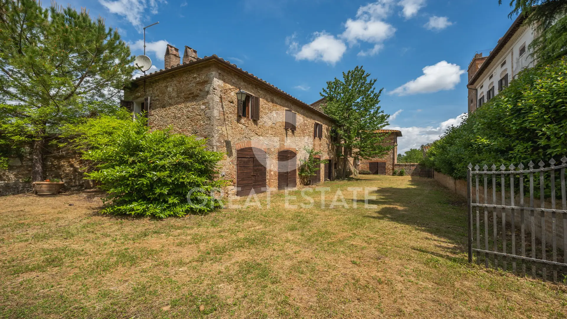 House 2454m² in Italy, Siena. Priced at 1590000€ rent photo-5