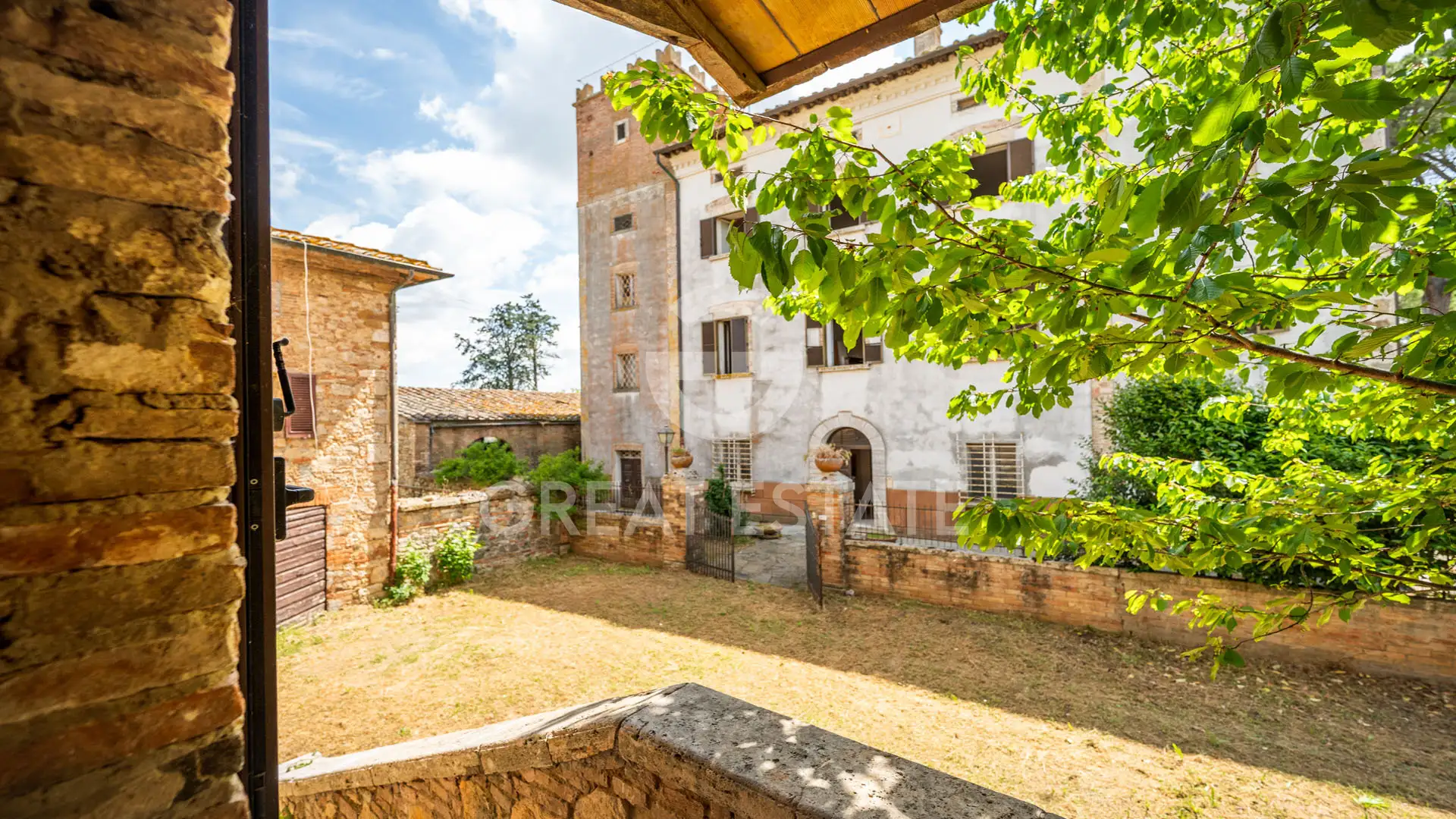 House 2454m² in Italy, Siena. Priced at 1590000€ rent photo-9