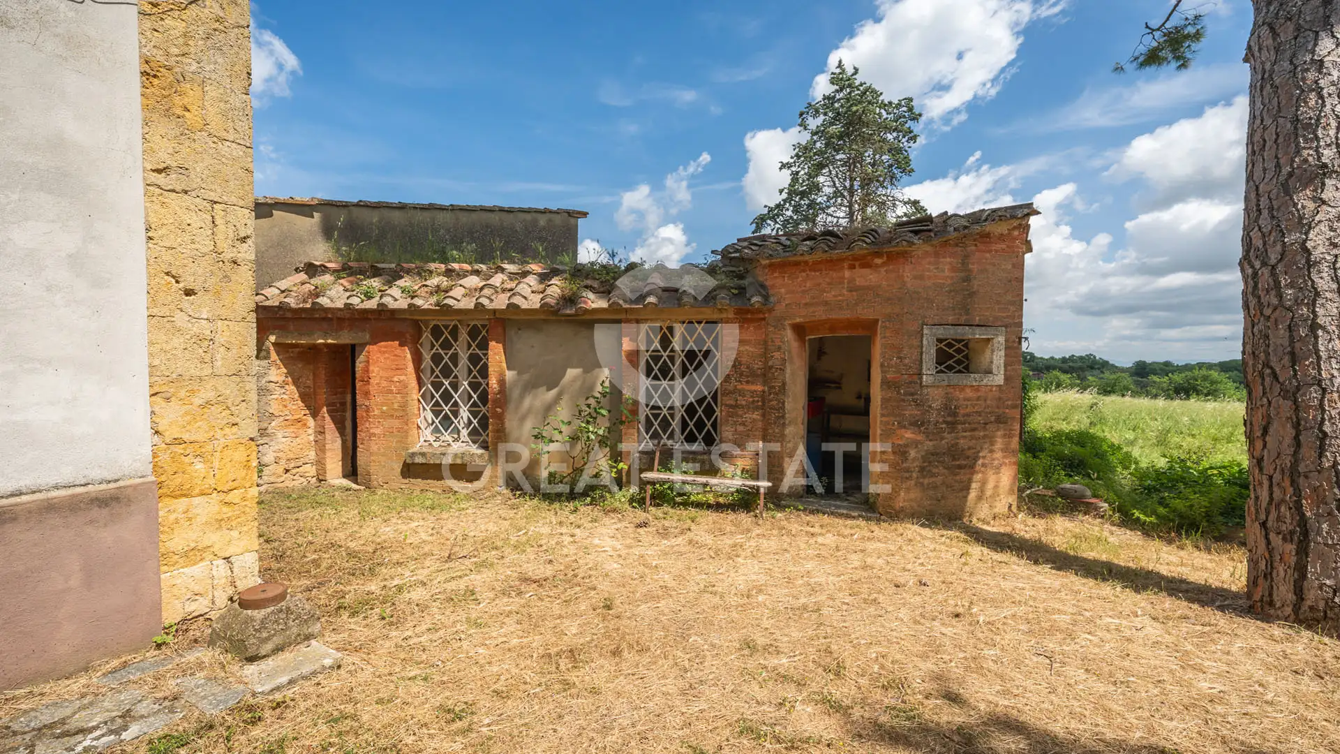 House 2454m² in Italy, Siena. Priced at 1590000€ rent photo-13