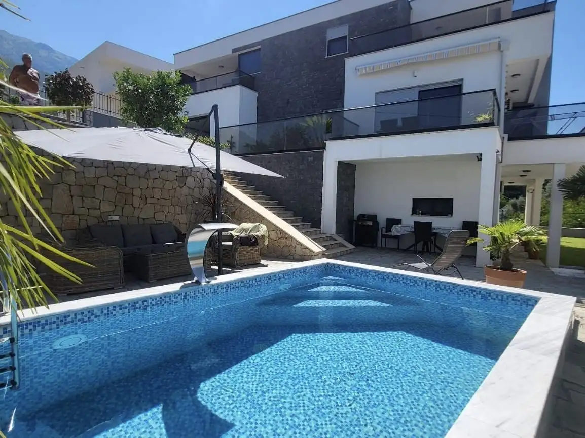 House 305m² in Montenegro, Dobra Voda. Priced at 420000€ rent photo-1
