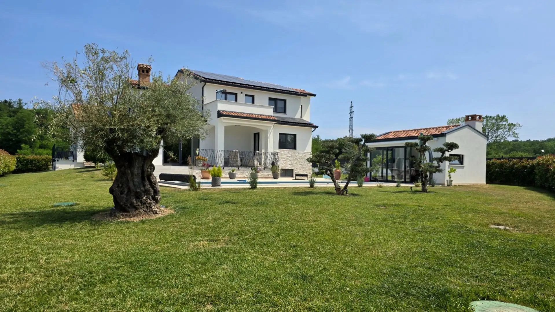 Villa 280m² in Croatia, Motovun. Priced at 850000€ rent photo-6