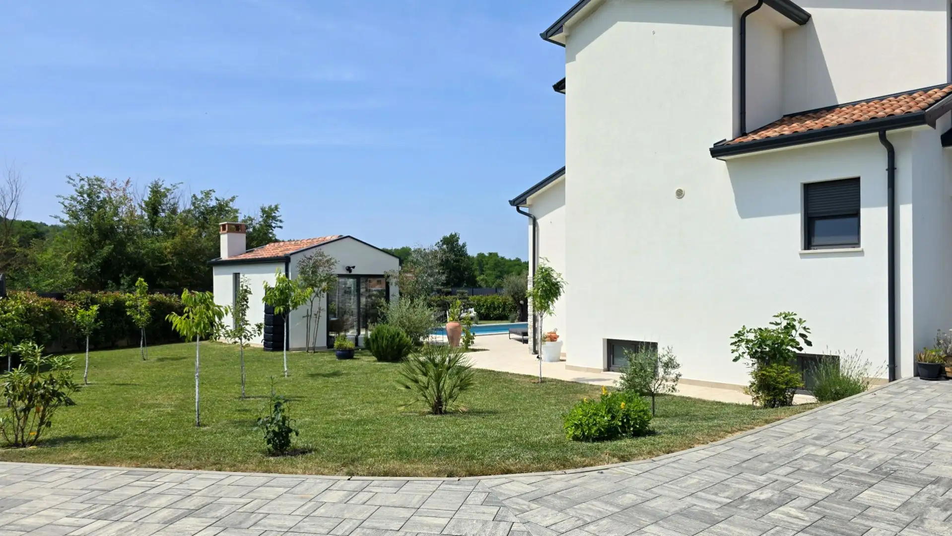 Villa 280m² in Croatia, Motovun. Priced at 850000€ rent photo-12
