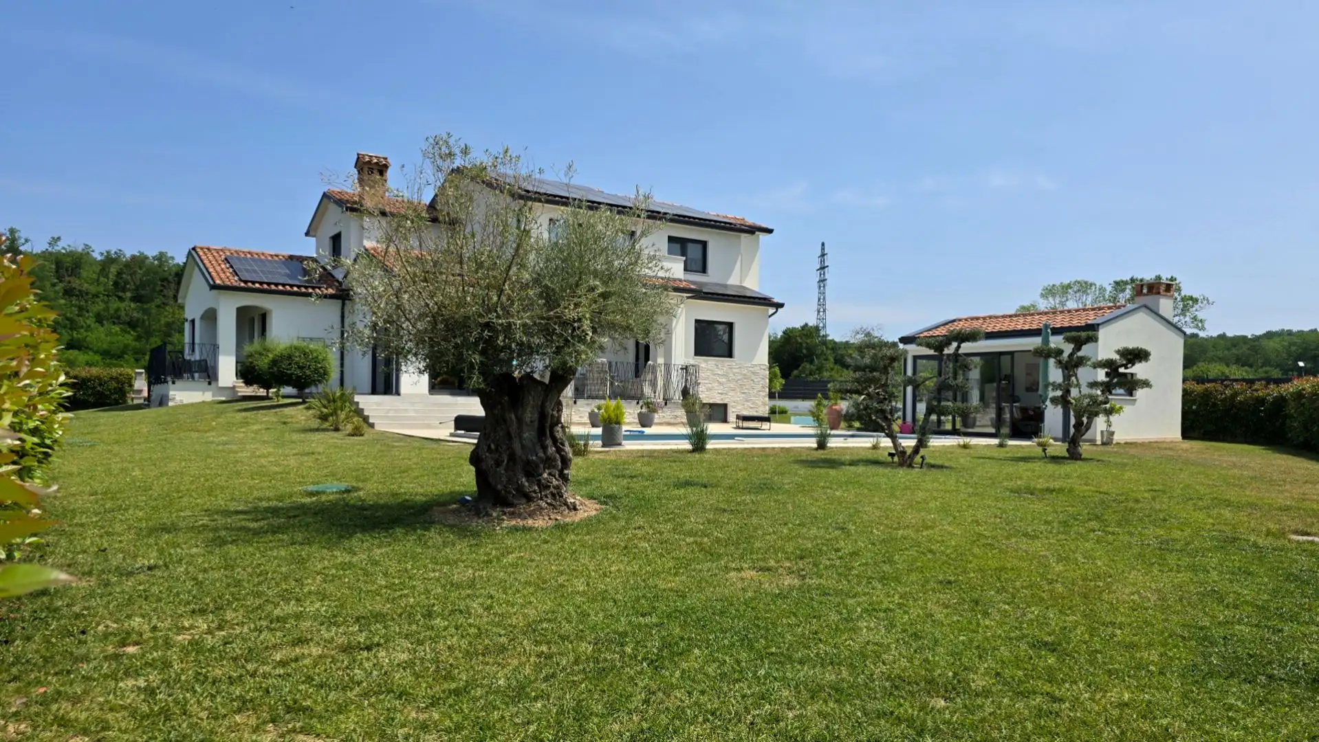 Villa 280m² in Croatia, Motovun. Priced at 850000€ rent photo-7