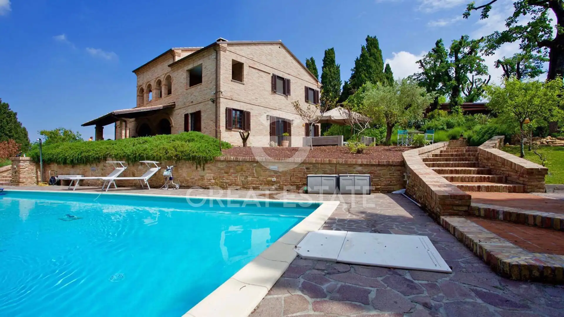 House 584m² in Italy, Pesaro-e Urbino. Priced at 990000€ rent photo-1