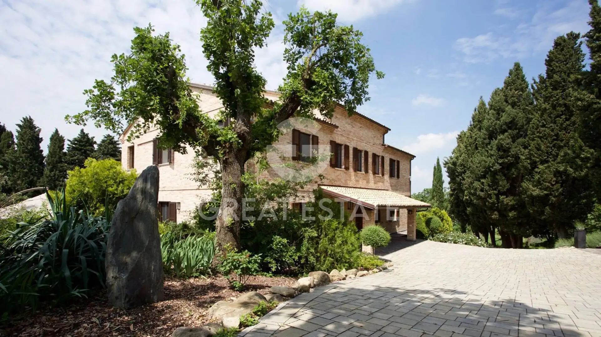 House 584m² in Italy, Pesaro-e Urbino. Priced at 990000€ rent photo-3