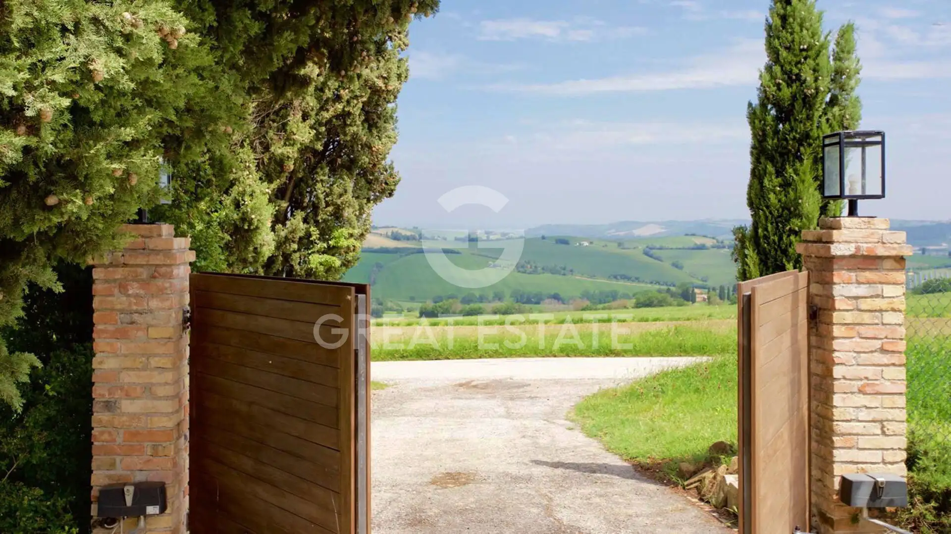 House 584m² in Italy, Pesaro-e Urbino. Priced at 990000€ rent photo-6