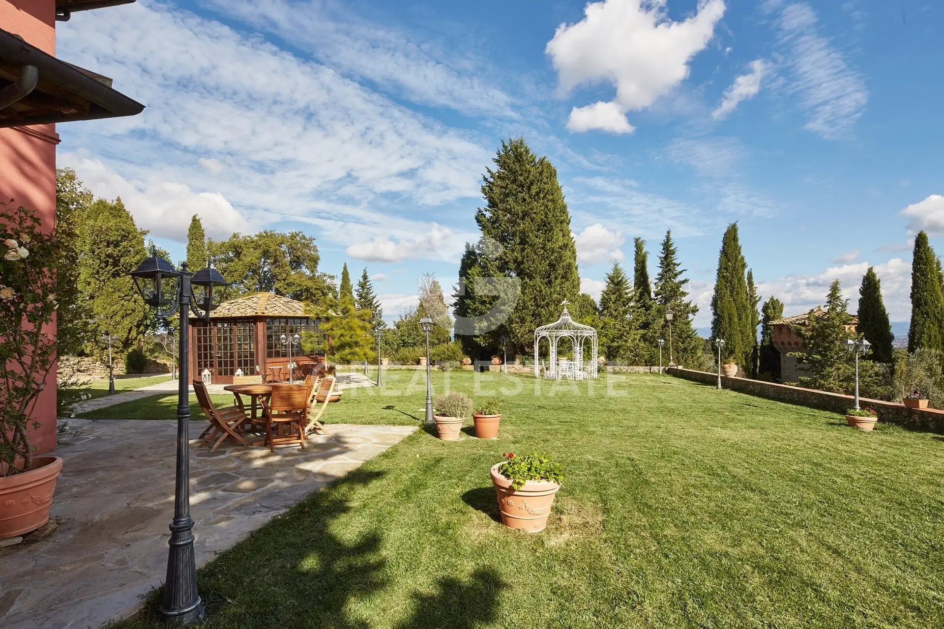 House 1112m² in Italy, Arezzo. Priced at 1750000€ rent photo-8