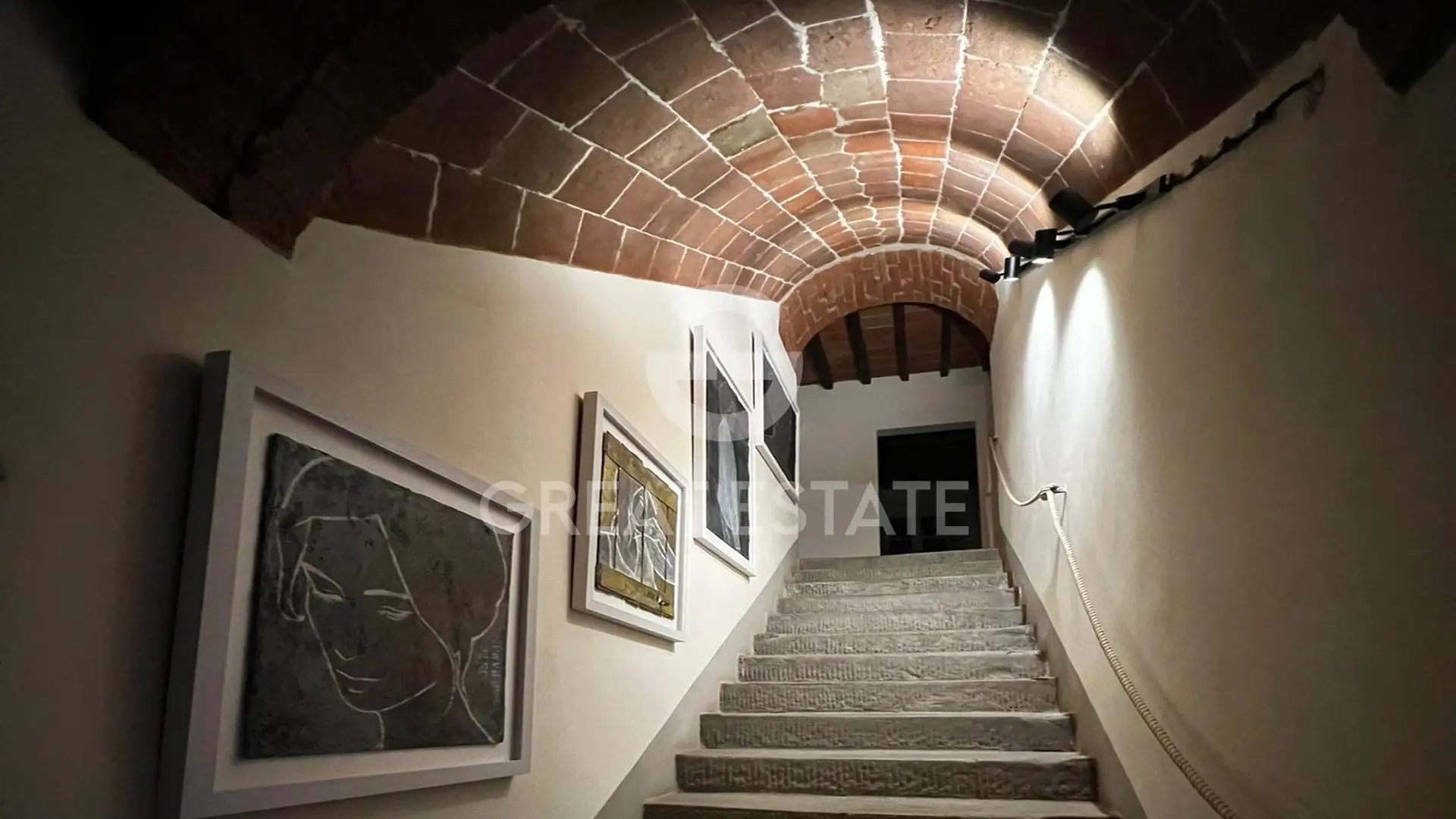 Villa 397m² in Italy, Arezzo. Priced at 1700000€ rent photo-12