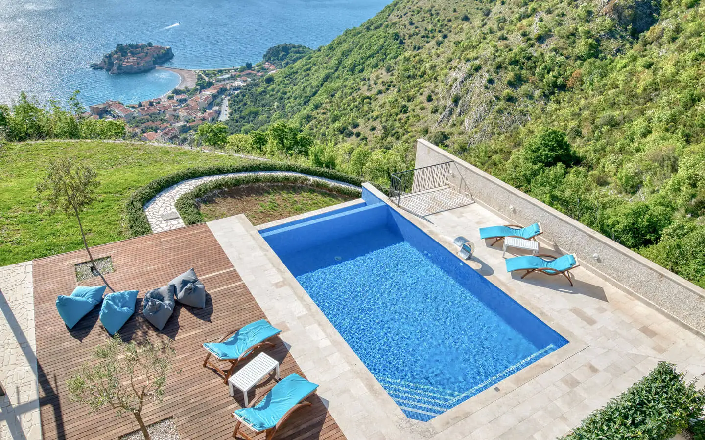 Villa 450m² in Montenegro, Budva. Priced at 1400000€ rent photo-3