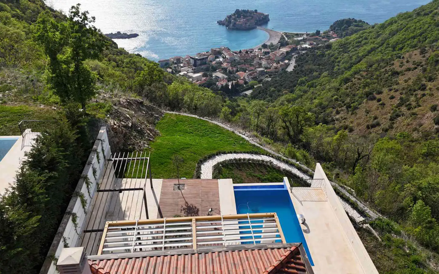 Villa 450m² in Montenegro, Budva. Priced at 1400000€ rent photo-4