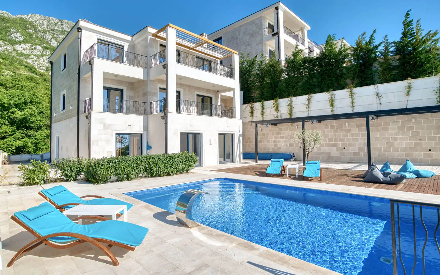 Villa 450m² in Montenegro, Budva. Priced at 1400000€ rent photo-6