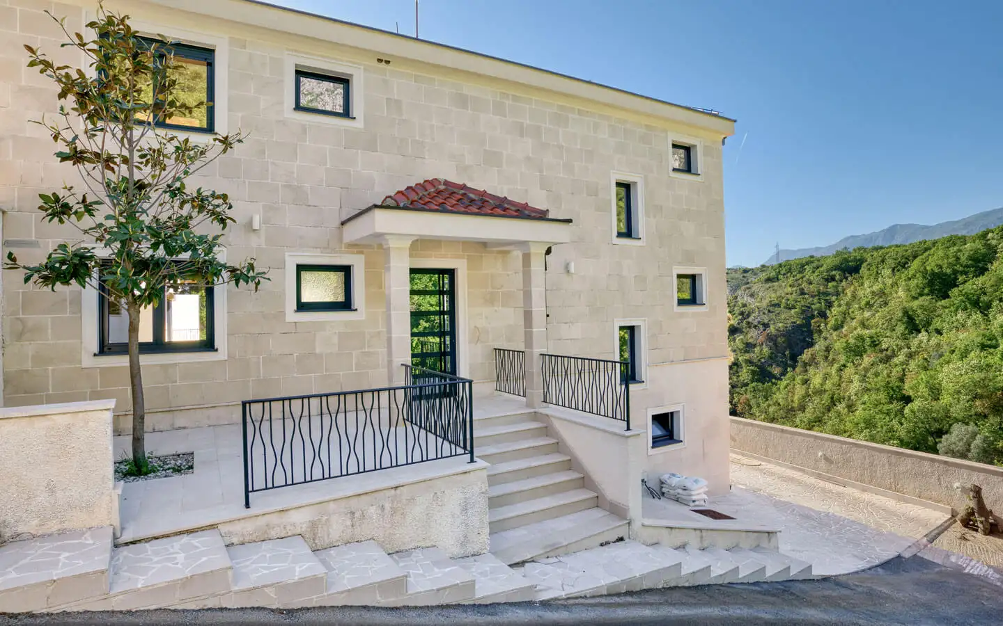 Villa 450m² in Montenegro, Budva. Priced at 1400000€ rent photo-7