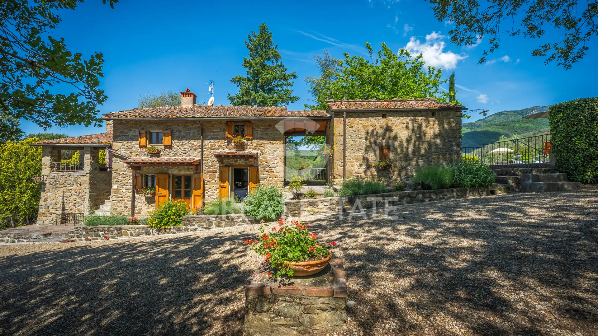 House 293m² in Italy, Arezzo. Priced at 950000€ rent photo-2
