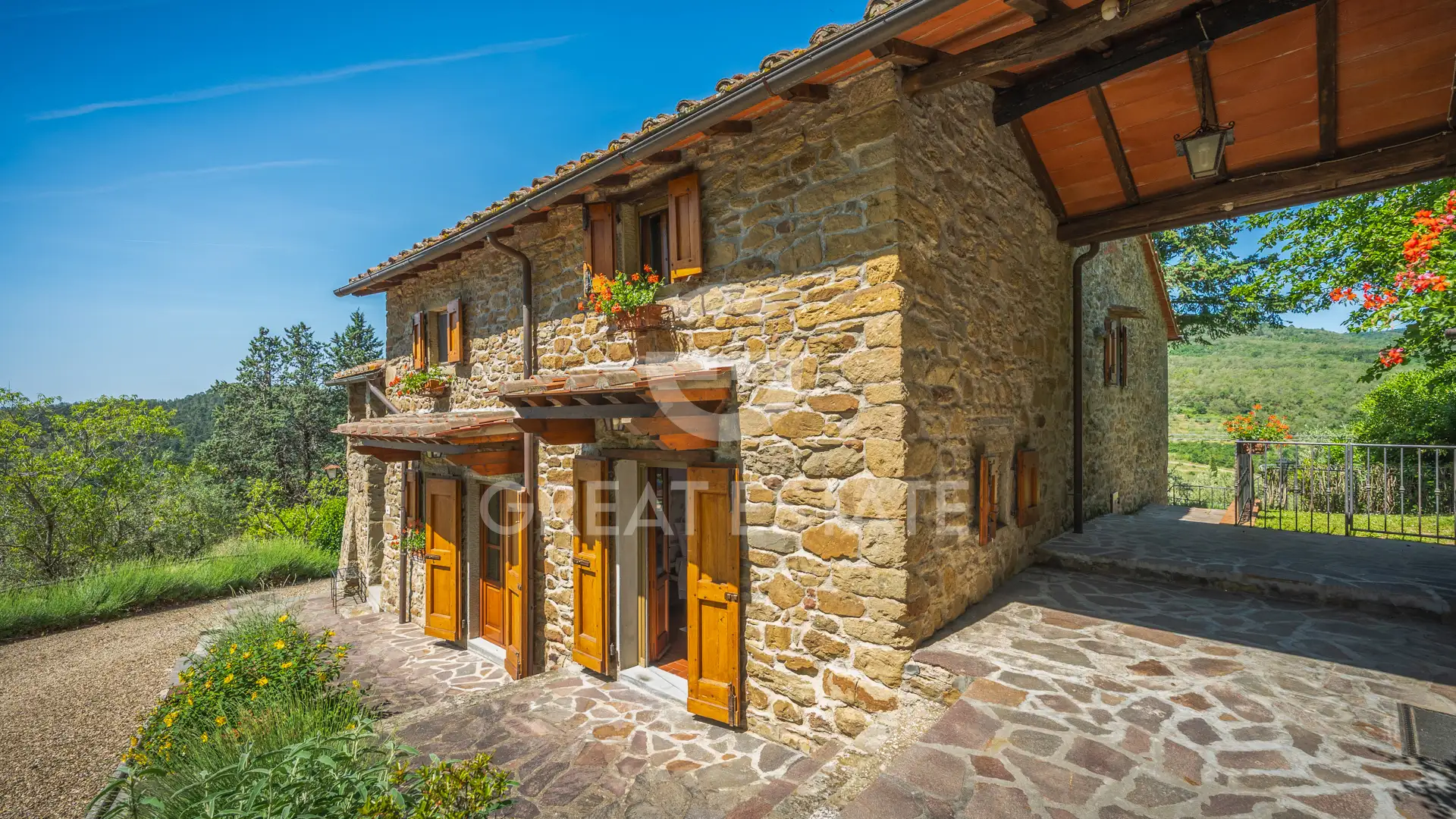 House 293m² in Italy, Arezzo. Priced at 950000€ rent photo-3
