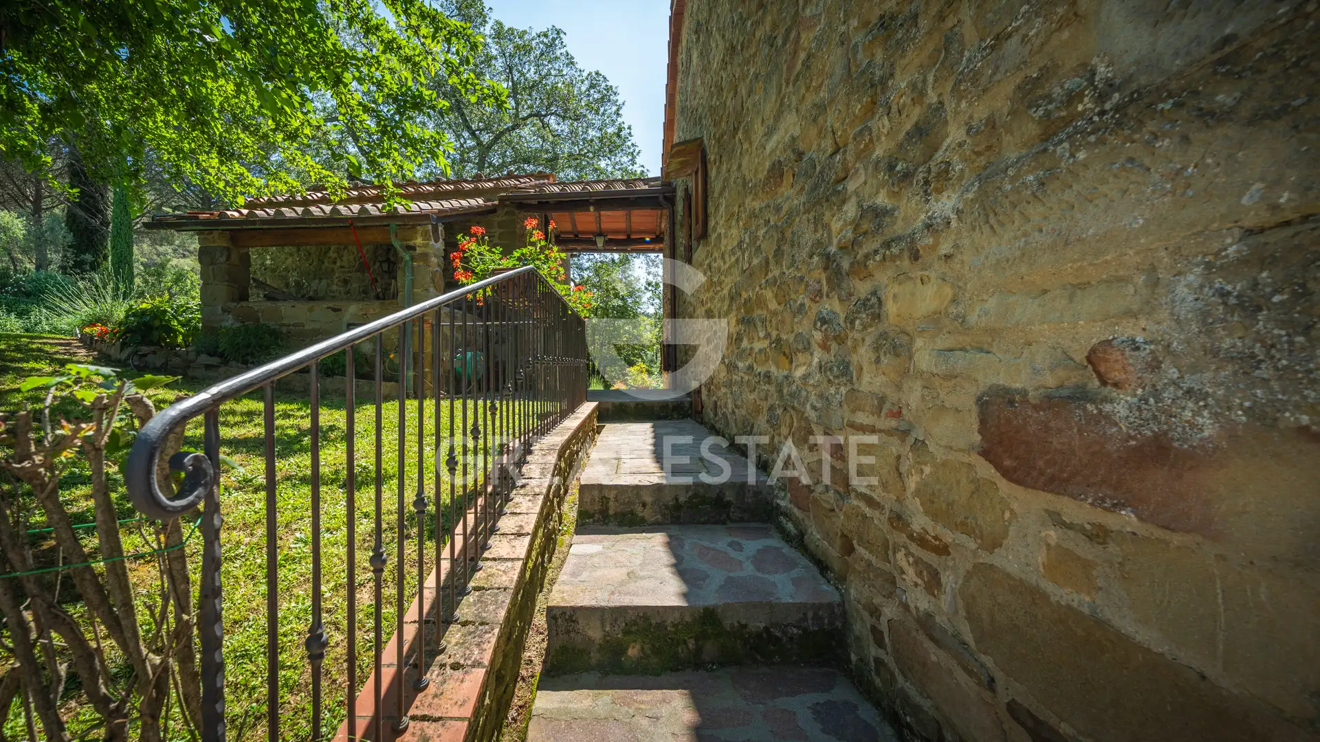 House 293m² in Italy, Arezzo. Priced at 950000€ rent photo-12