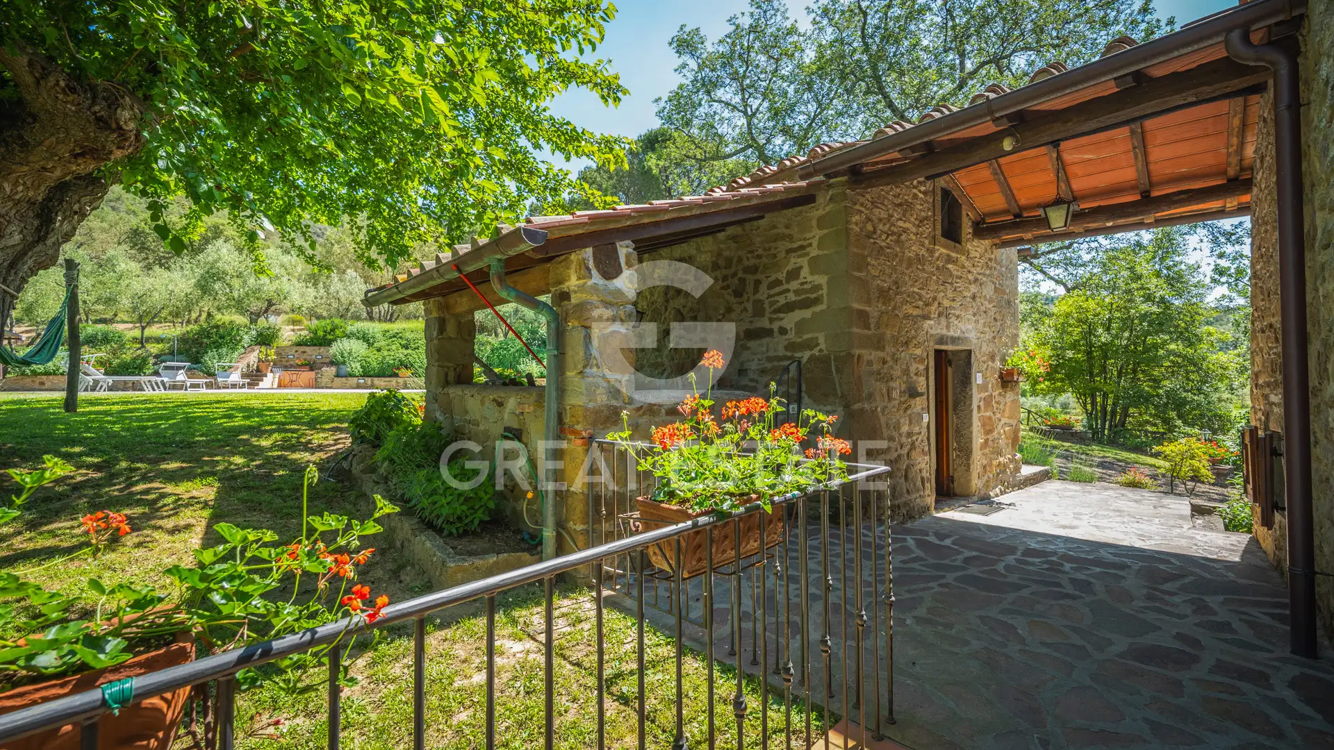 House 293m² in Italy, Arezzo. Priced at 950000€ rent photo-13