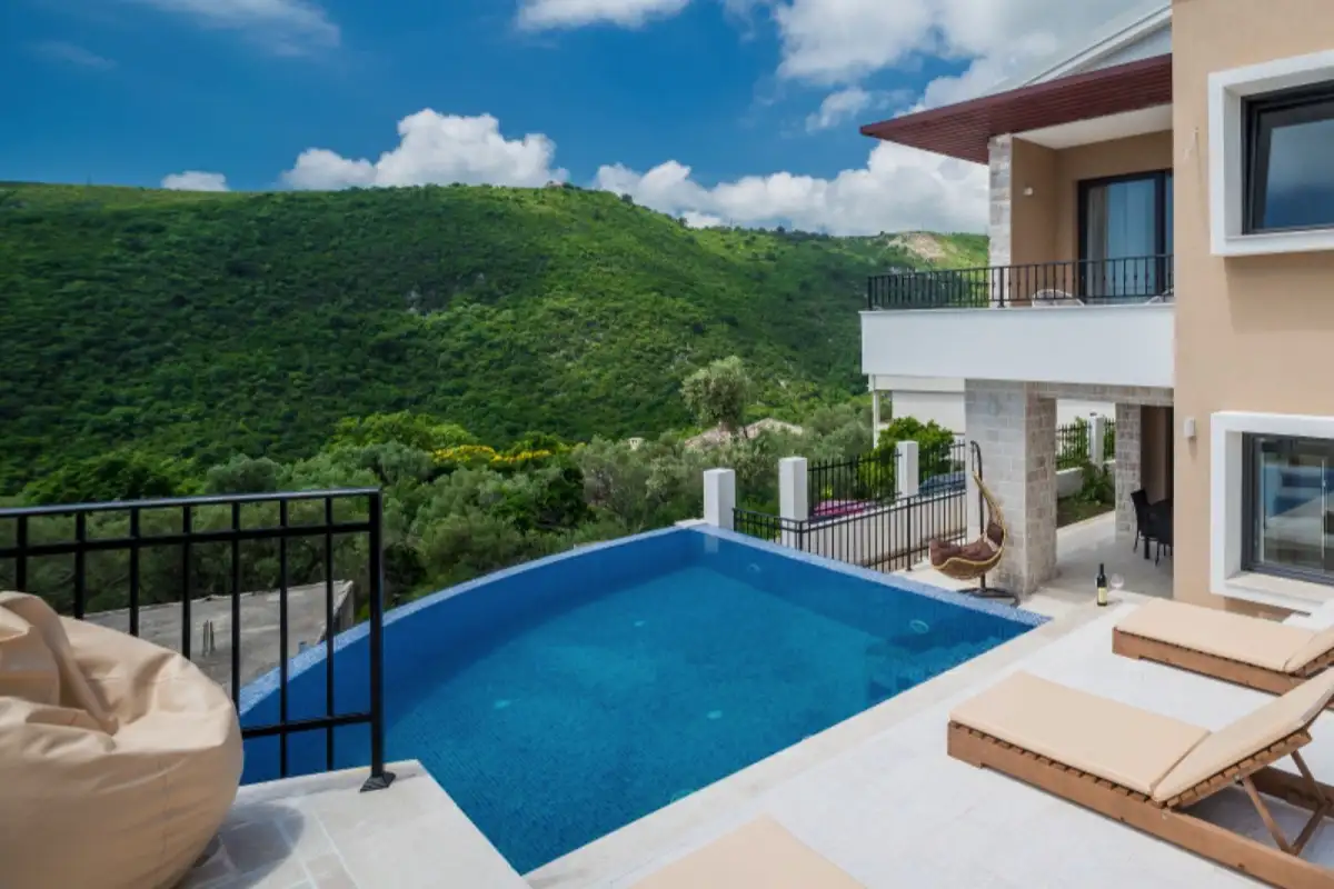 House 170m² in Montenegro, Becici. Priced at 550000€ rent photo-2