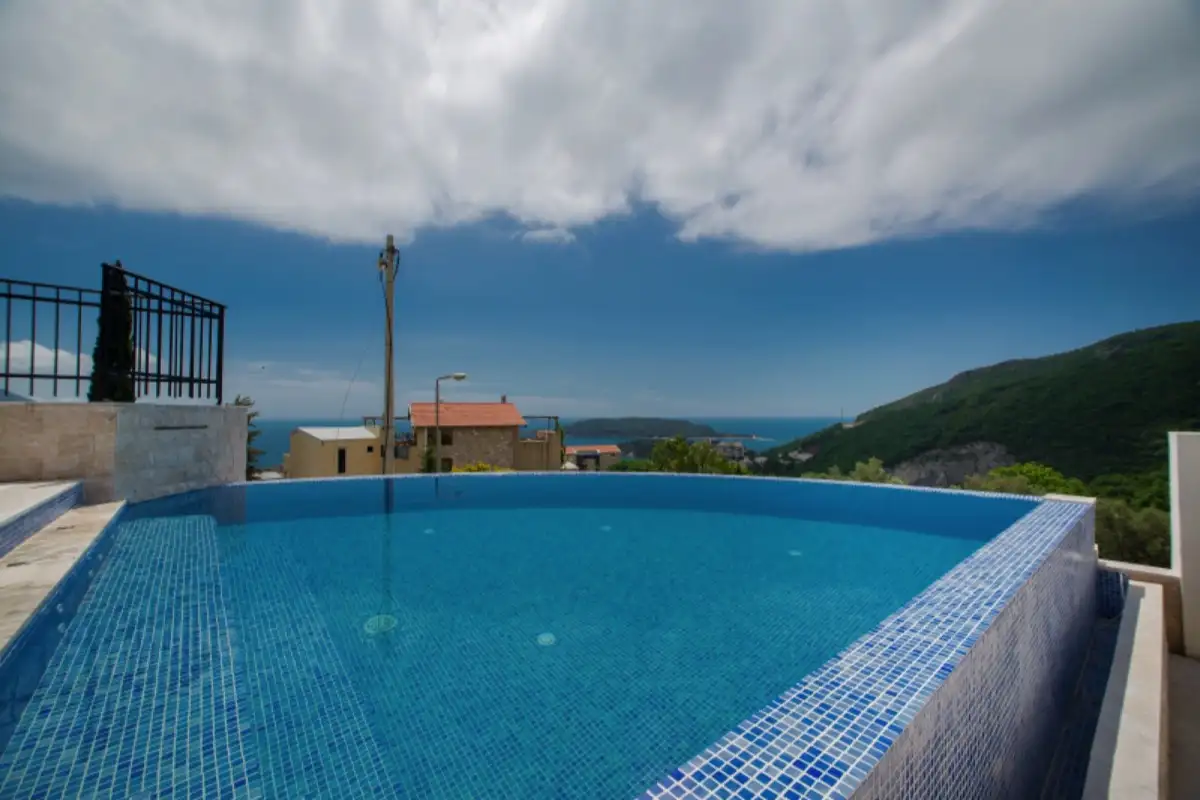 House 170m² in Montenegro, Becici. Priced at 550000€ rent photo-3