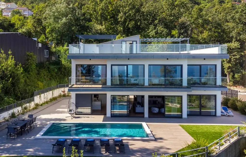 House 400m² in Croatia, Opatija. Priced at 1800000€ rent photo-1
