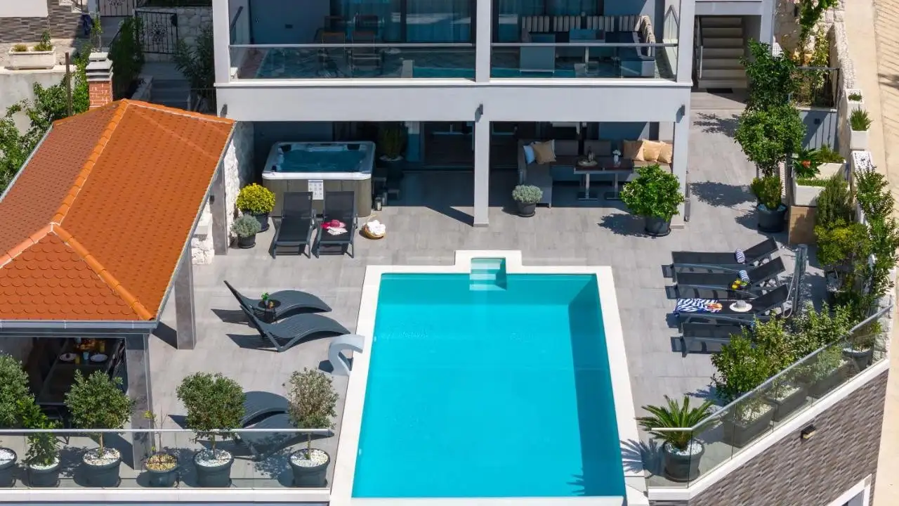 House 700m² in Croatia, Omis. Priced at 2550000€ rent photo-4