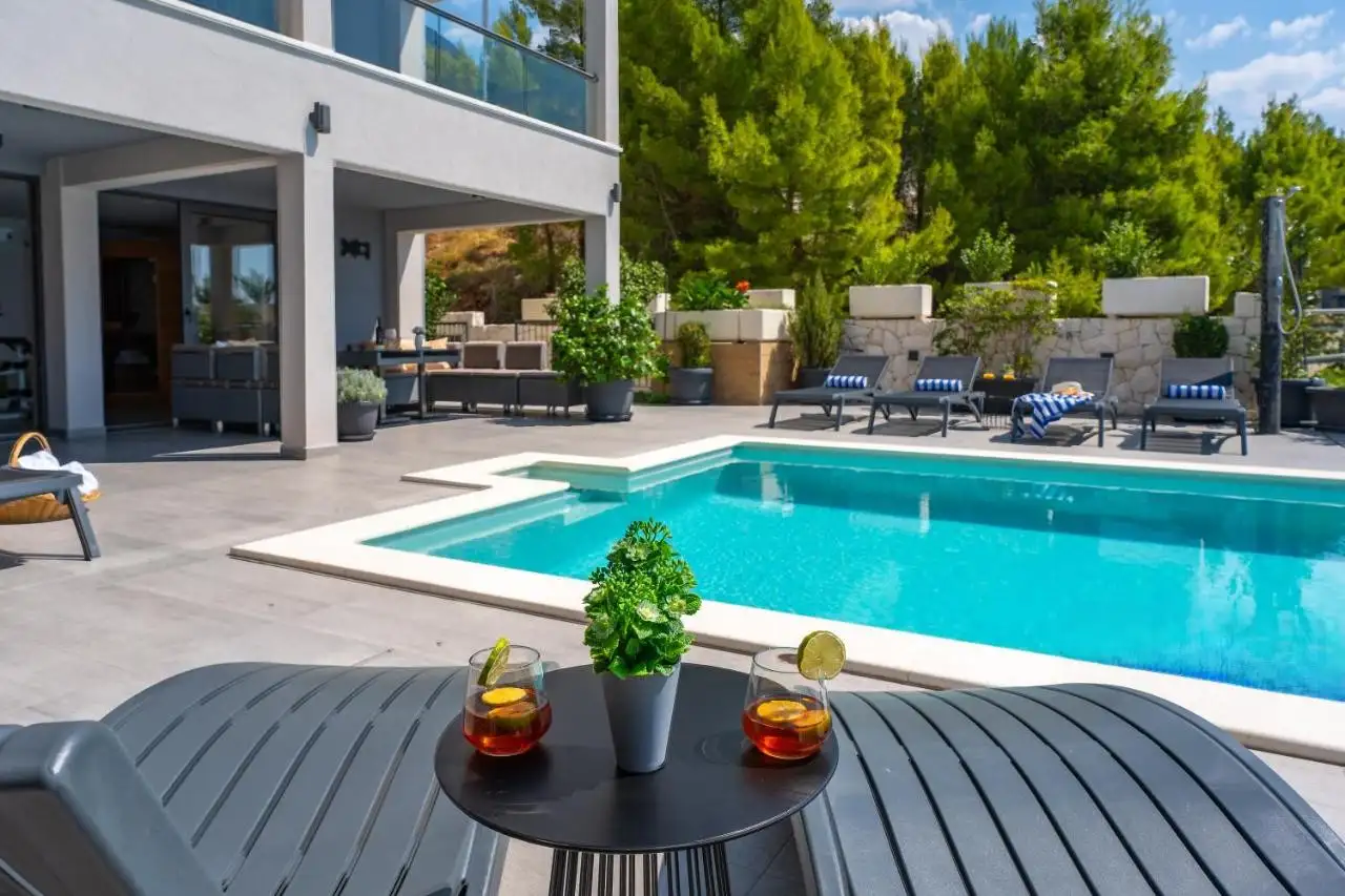 House 700m² in Croatia, Omis. Priced at 2550000€ rent photo-5