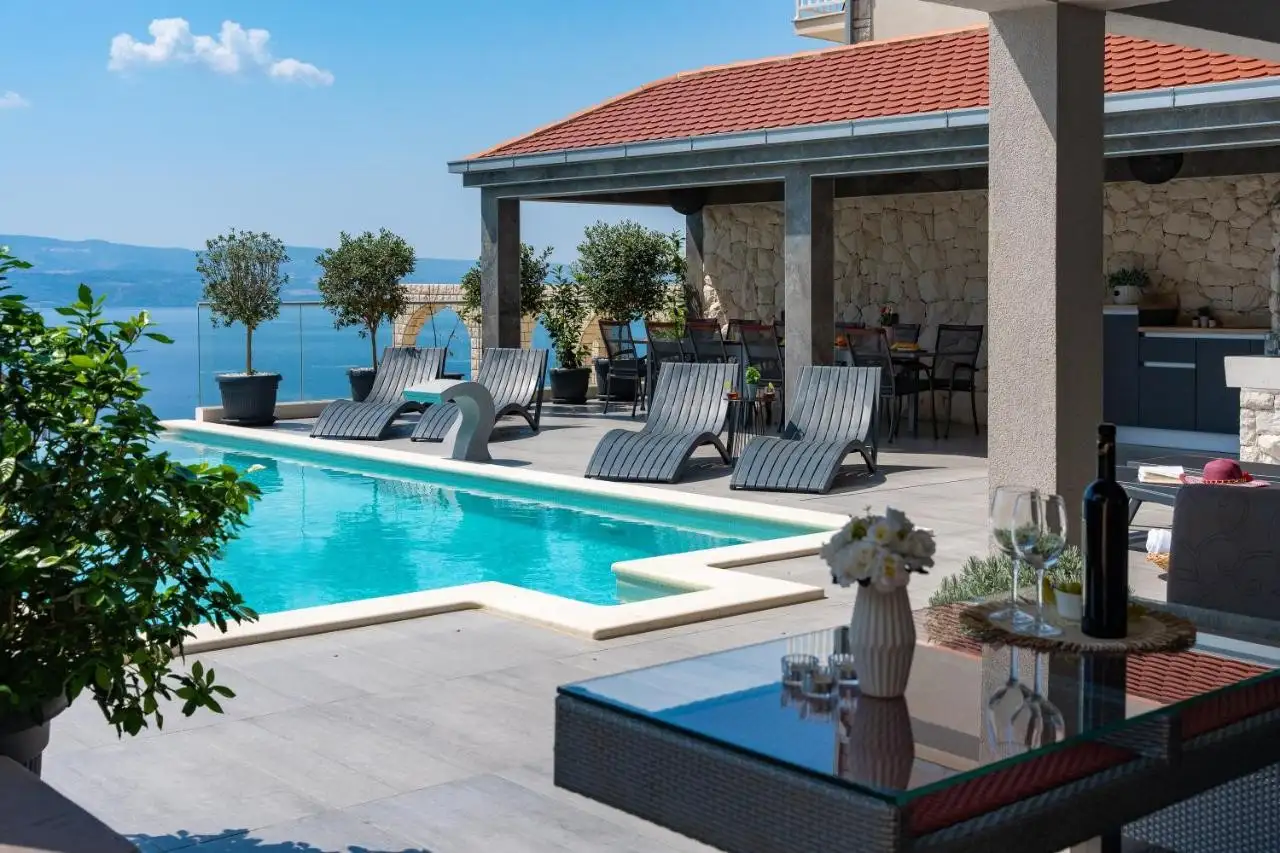 House 700m² in Croatia, Omis. Priced at 2550000€ rent photo-6