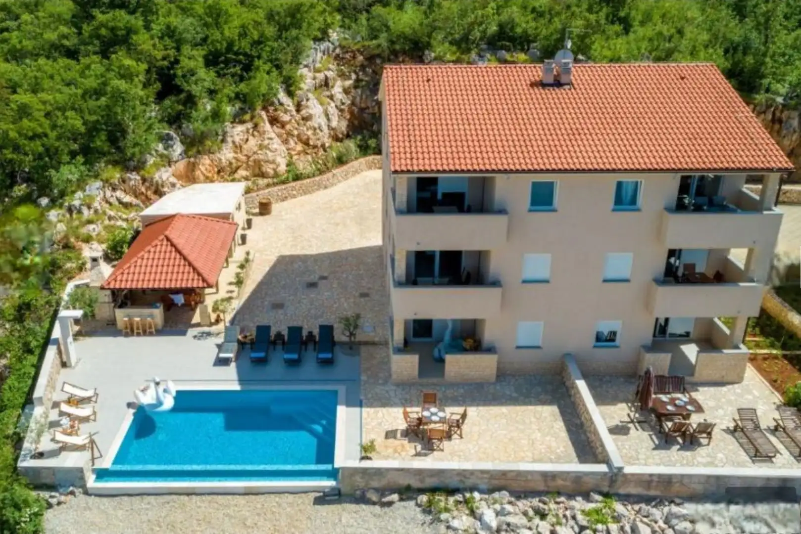 Hotels 365m² in Croatia, Klimno. Priced at 1650000€ rent photo-1