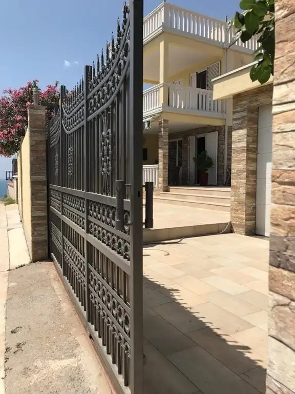 House 300m² in Montenegro, Dobra Voda. Priced at 320000€ rent photo-3