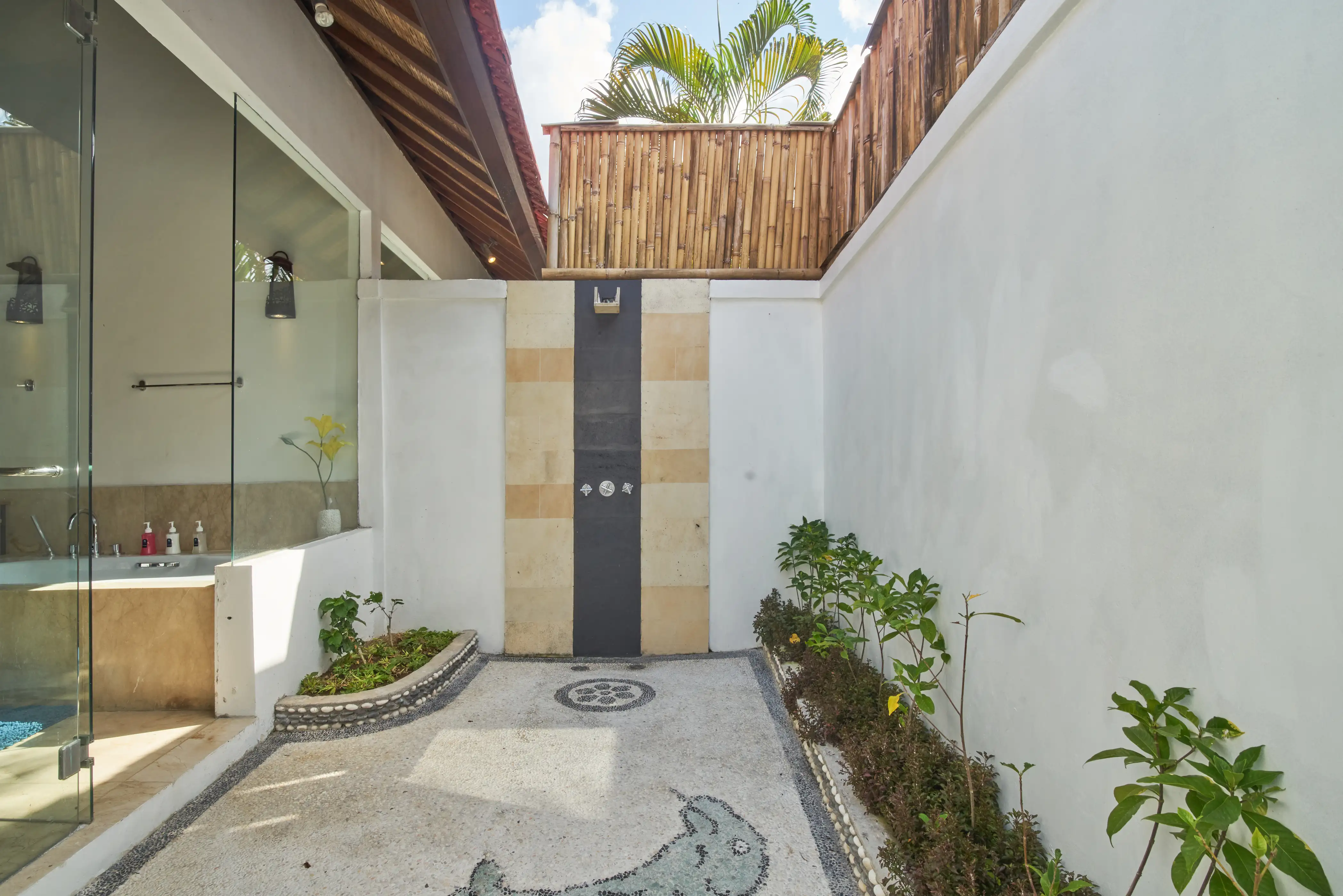 Villa 300m² in Indonesia, Seminyak. Priced at 40503$ rent photo-3
