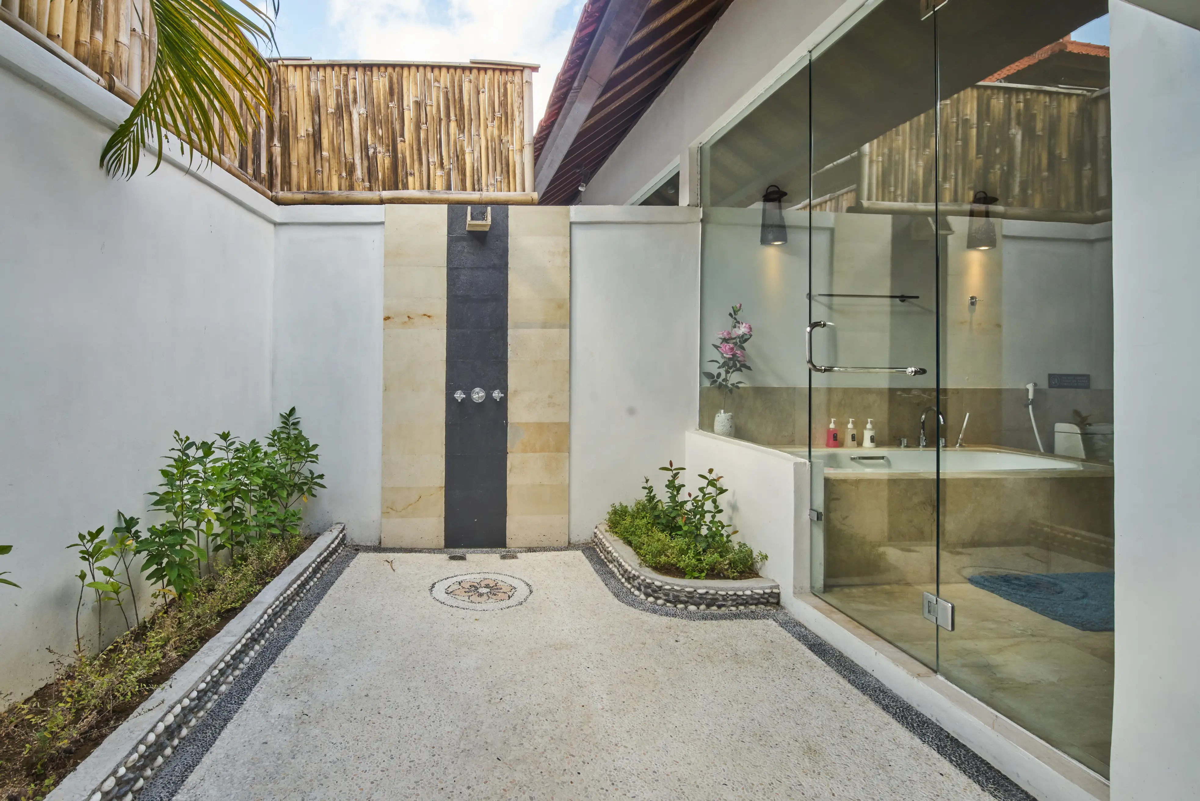 Villa 300m² in Indonesia, Seminyak. Priced at 40503$ rent photo-4