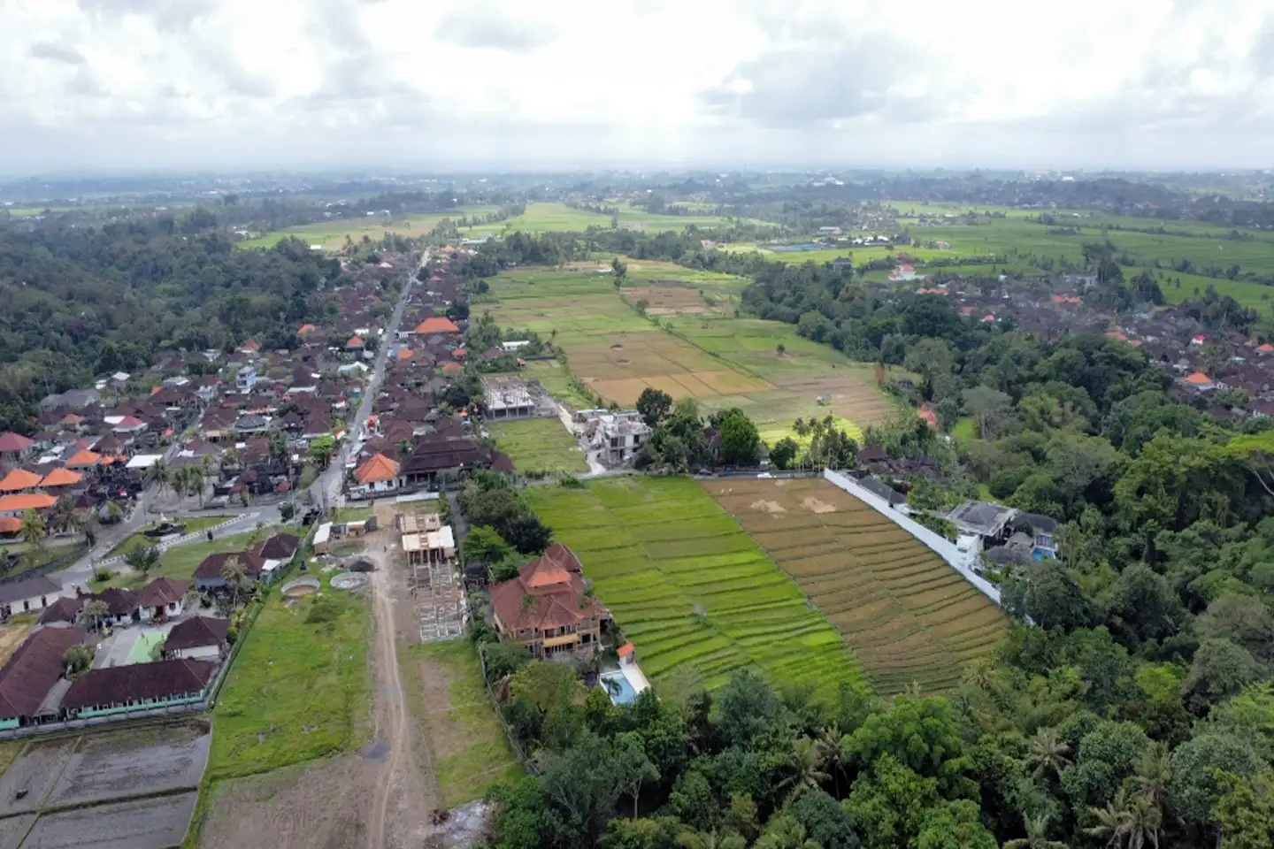 Land 0m² in Indonesia, Tabanan. Priced at 612840$ rent photo-1