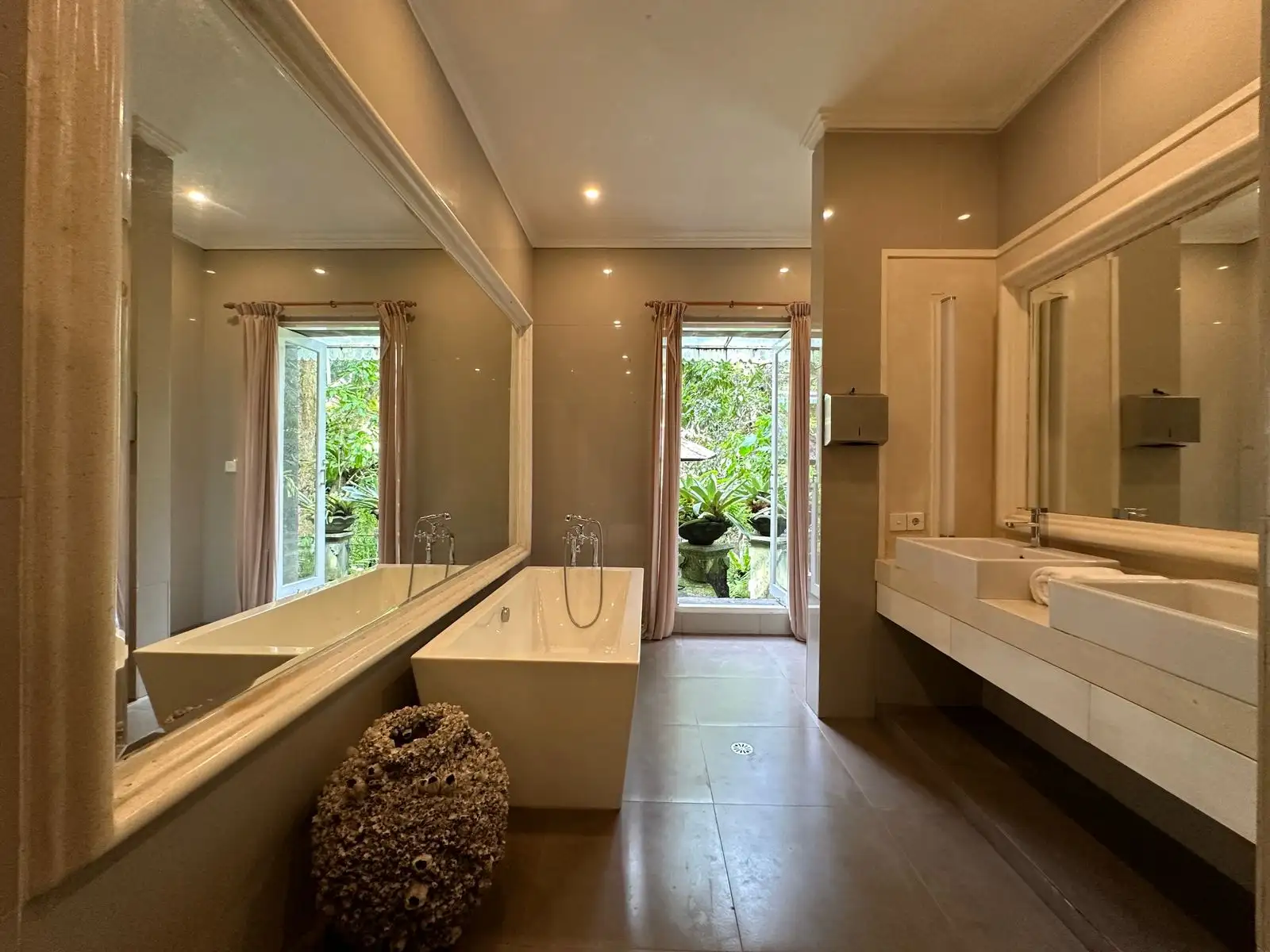 Other Properties 875m² in Indonesia, Tabanan. Priced at 2370000$ rent photo-29