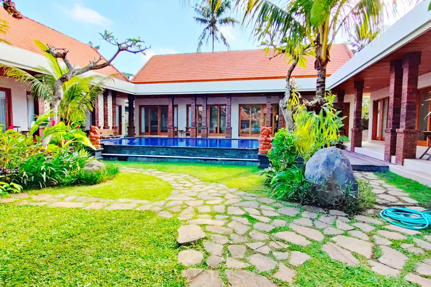 Villa 400m² in Indonesia, East-Bali. Priced at 23581$ rent photo-6
