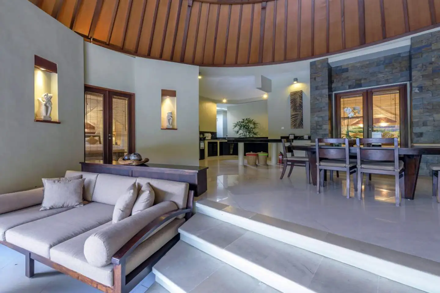 Villa 350m² in Indonesia, Seminyak. Priced at 1227842$ rent photo-3