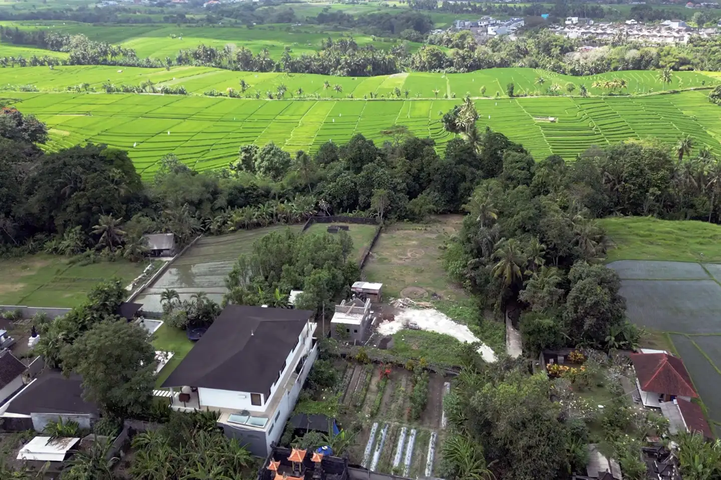 Land 0m² in Indonesia, Tabanan. Priced at 451717$ rent photo-1