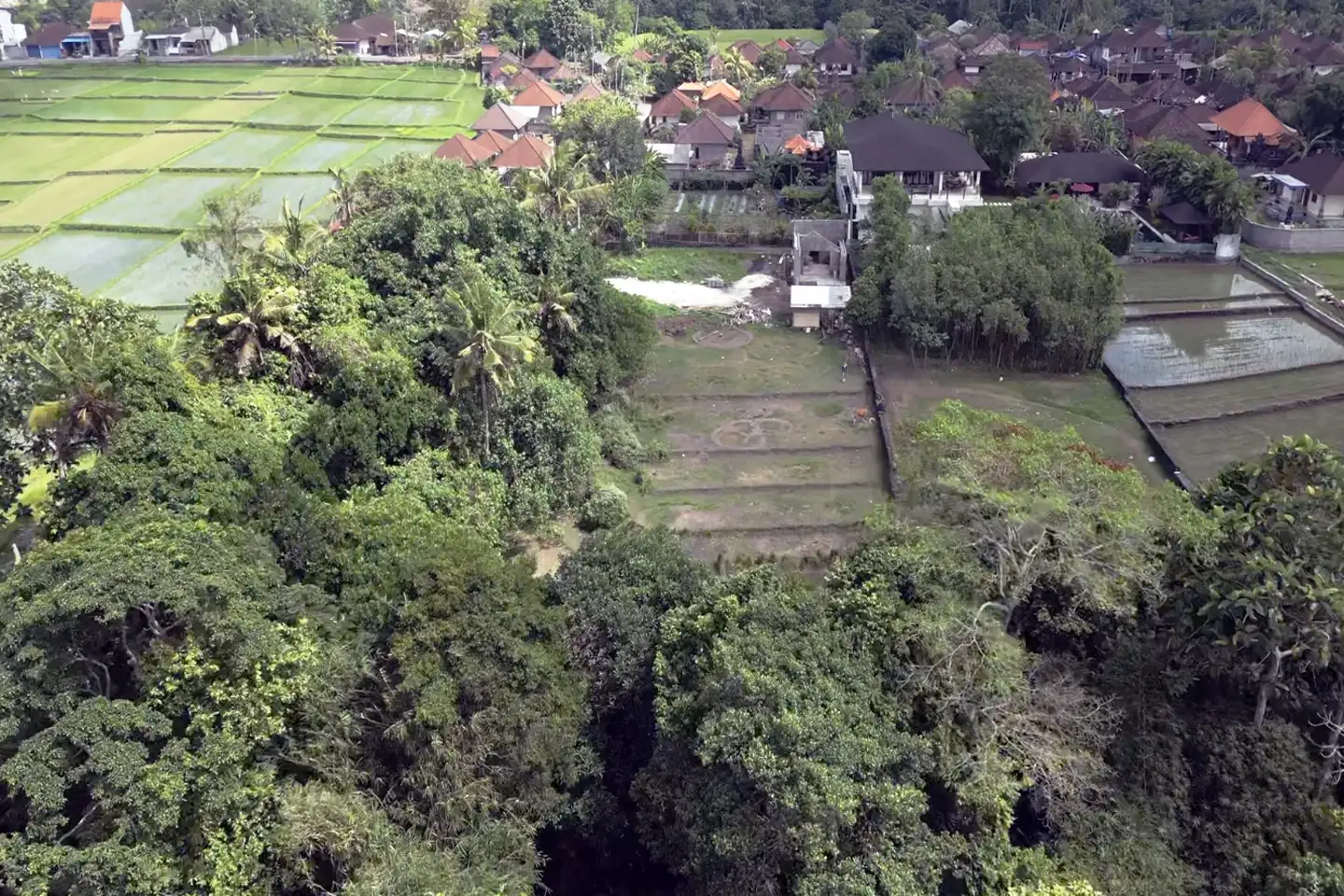 Land 0m² in Indonesia, Tabanan. Priced at 451717$ rent photo-2