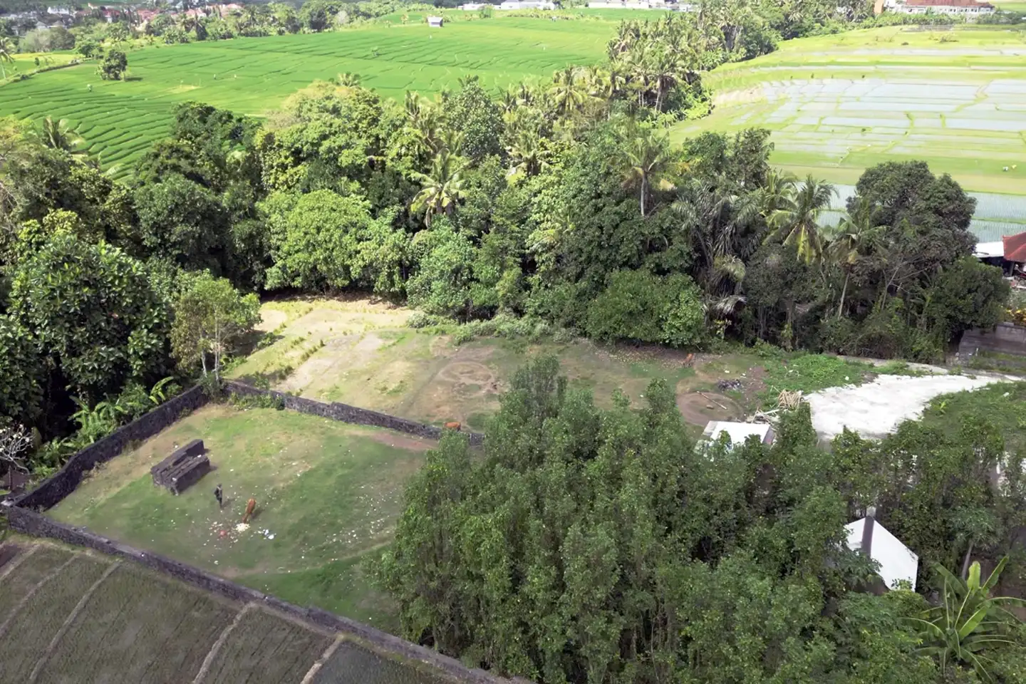Land 0m² in Indonesia, Tabanan. Priced at 451717$ rent photo-3