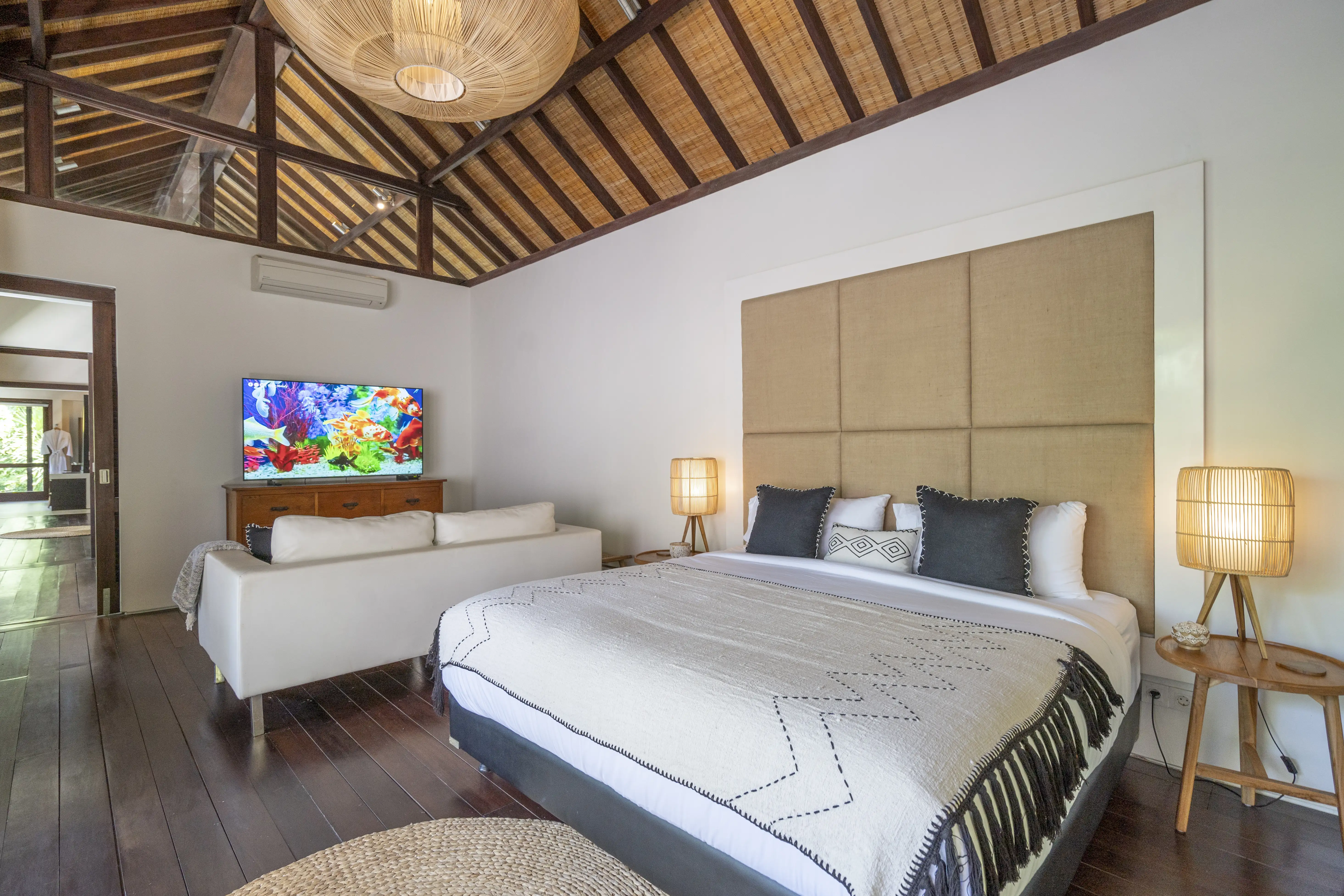 Villa 800m² in Indonesia, Seminyak. Priced at 3000000$ rent photo-10