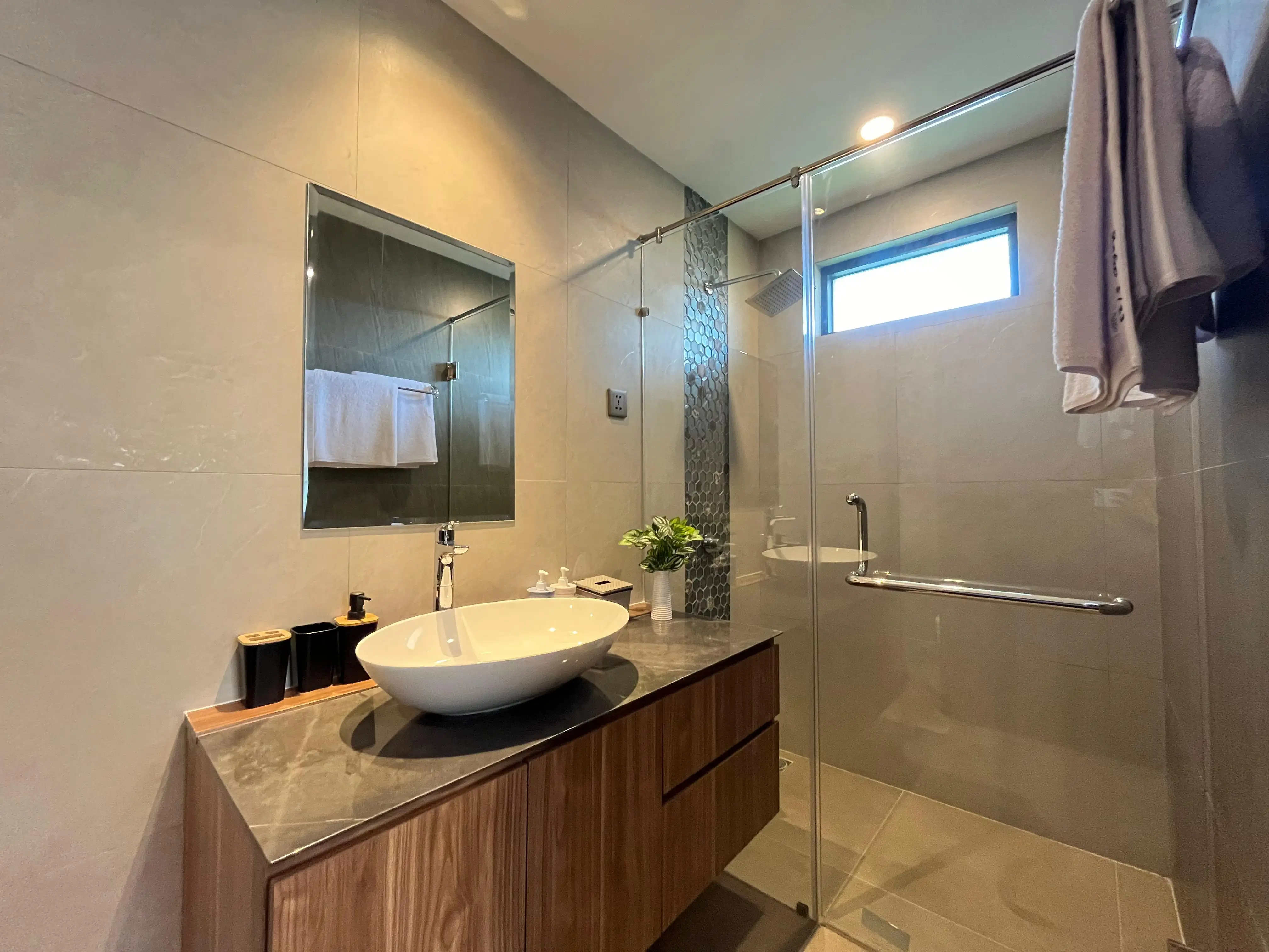 Flat 50m² in Indonesia, Bukit. Priced at 84010$ rent photo-3