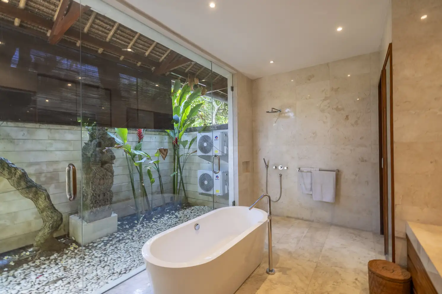 Villa 459m² in Indonesia, Seminyak. Priced at 1300000$ rent photo-9