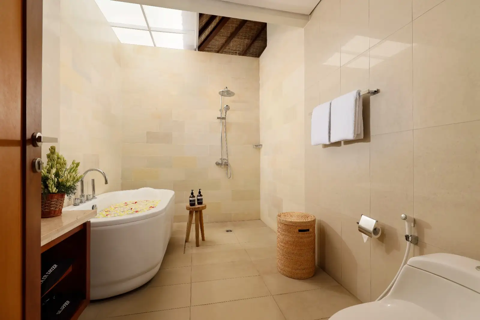 Villa 1474m² in Indonesia, Canggu. Priced at 2370000$ rent photo-10