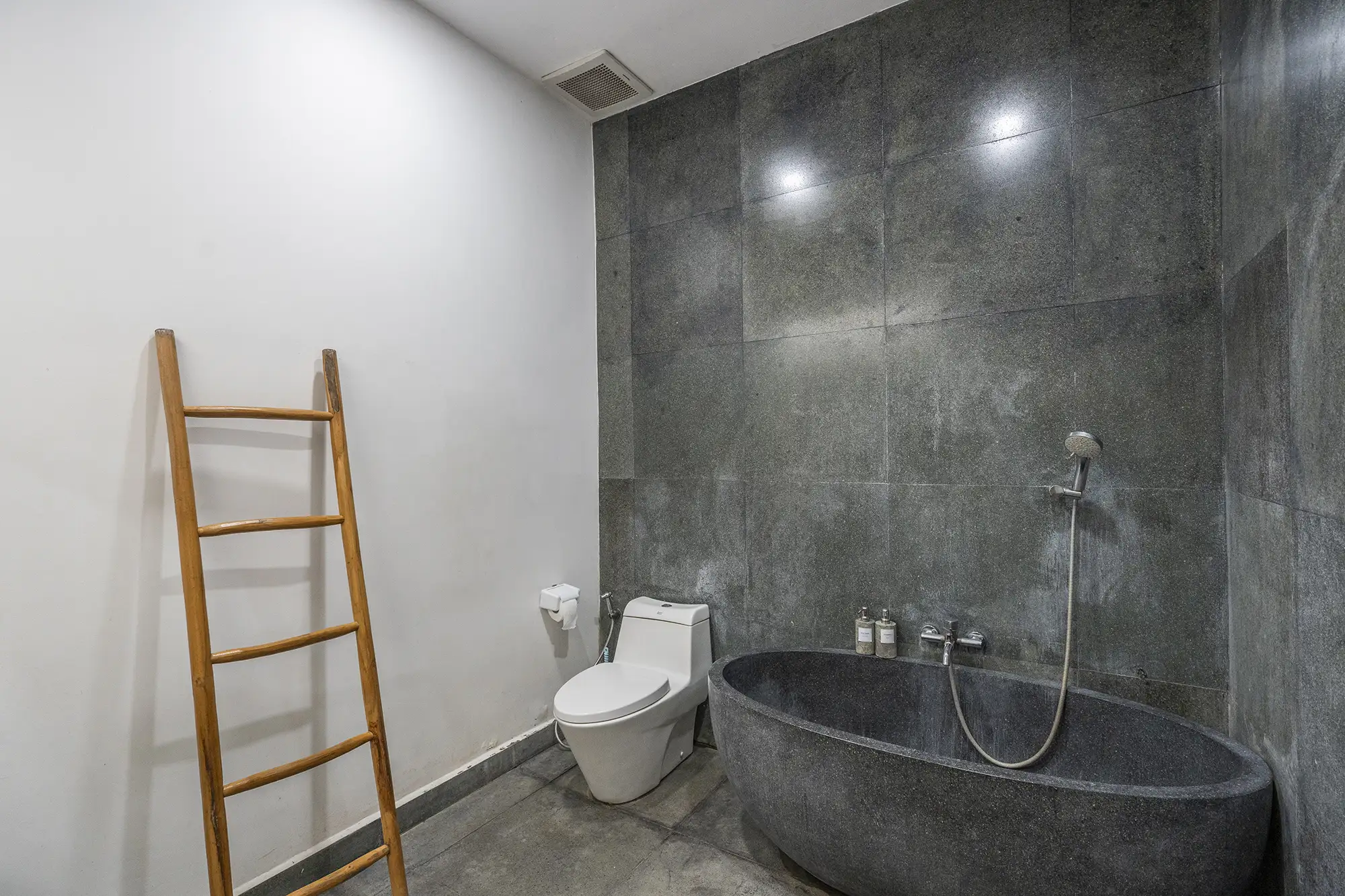 Villa 180m² in Indonesia, Kuta. Priced at 280000$ rent photo-12