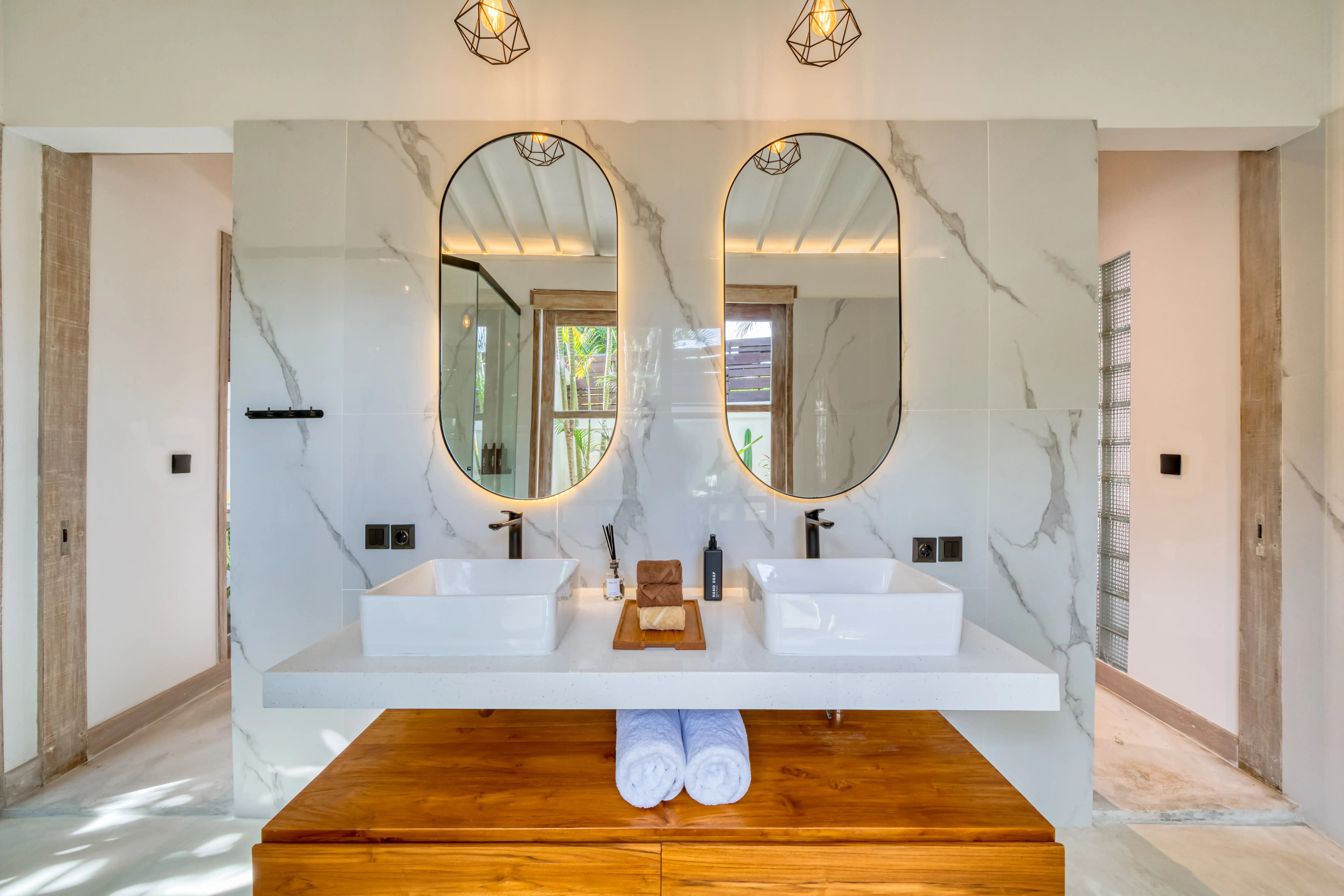 Villa 350m² in Indonesia, Seminyak. Priced at 245000$ rent photo-16